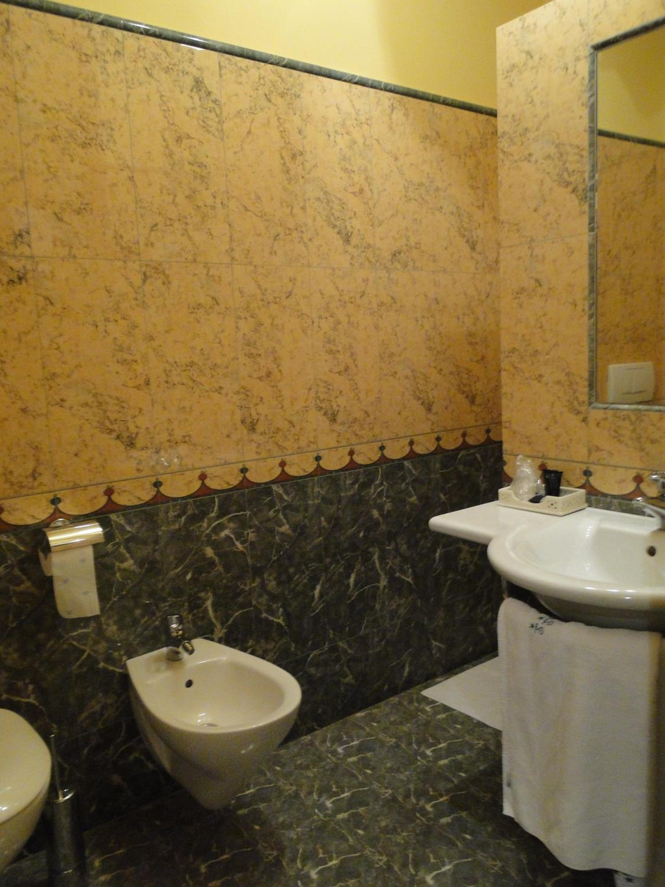 Double or Twin Room - Photo 5