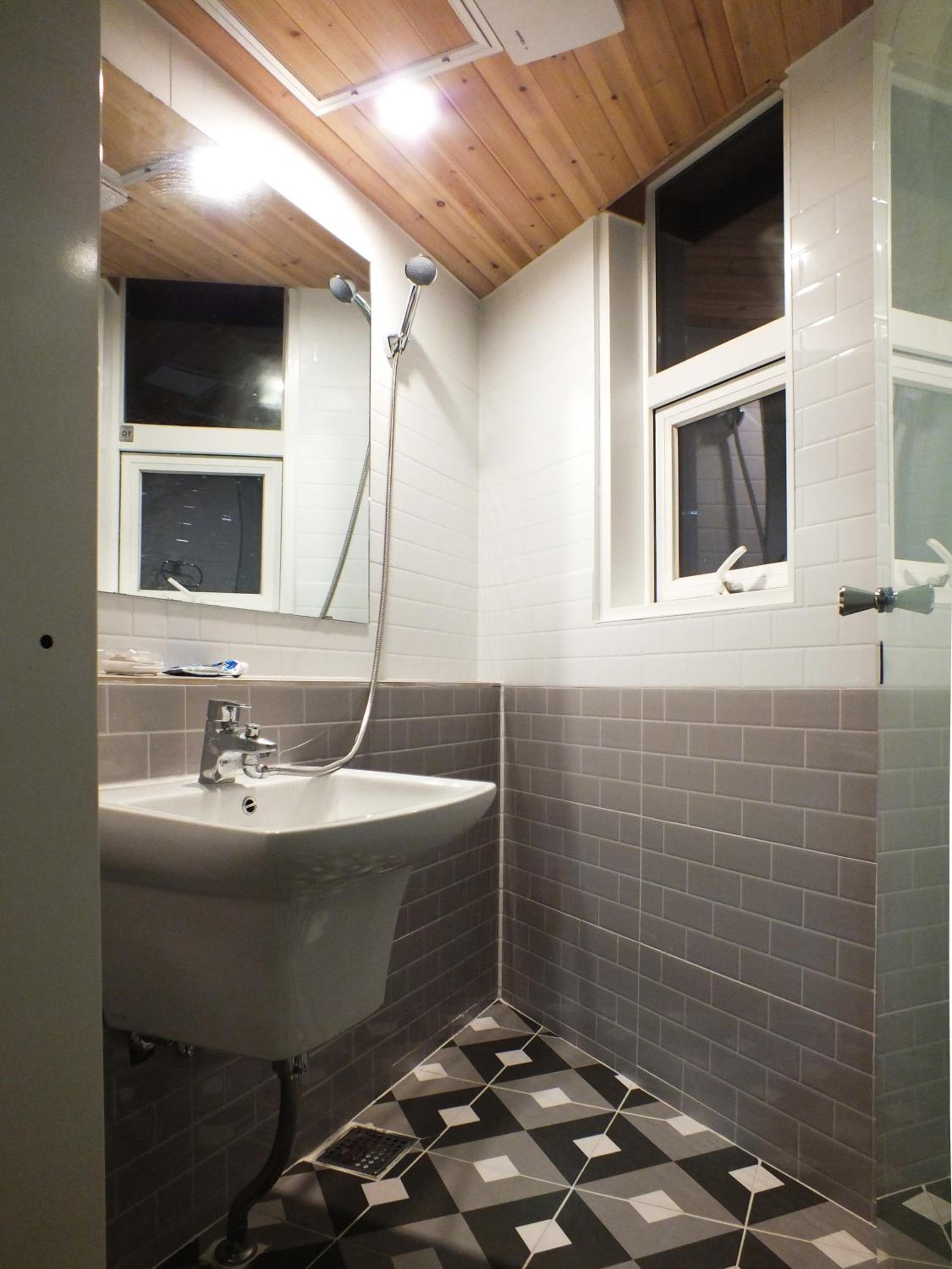 Twin Room with Private Bathroom photo 2