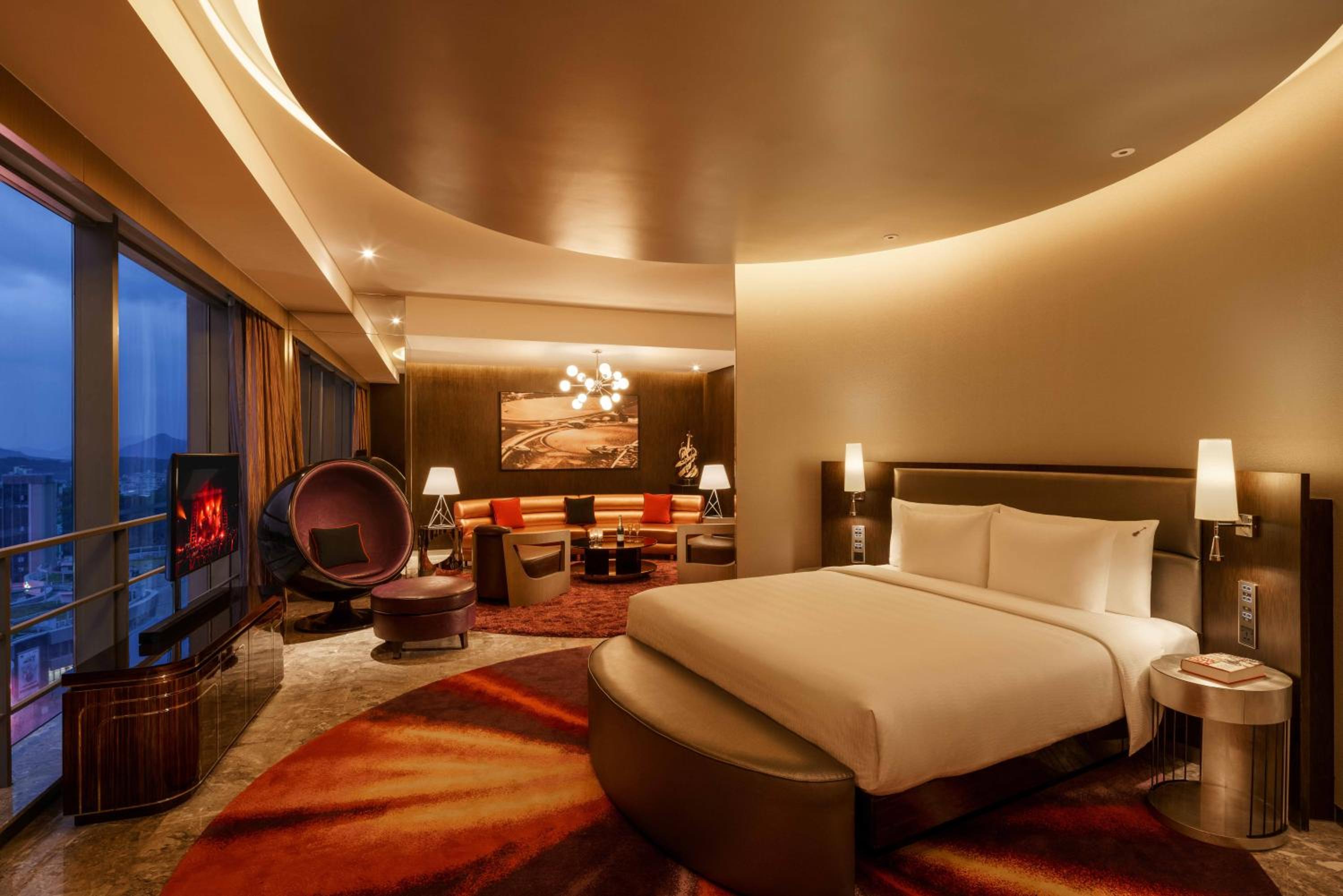 Deluxe King Suite