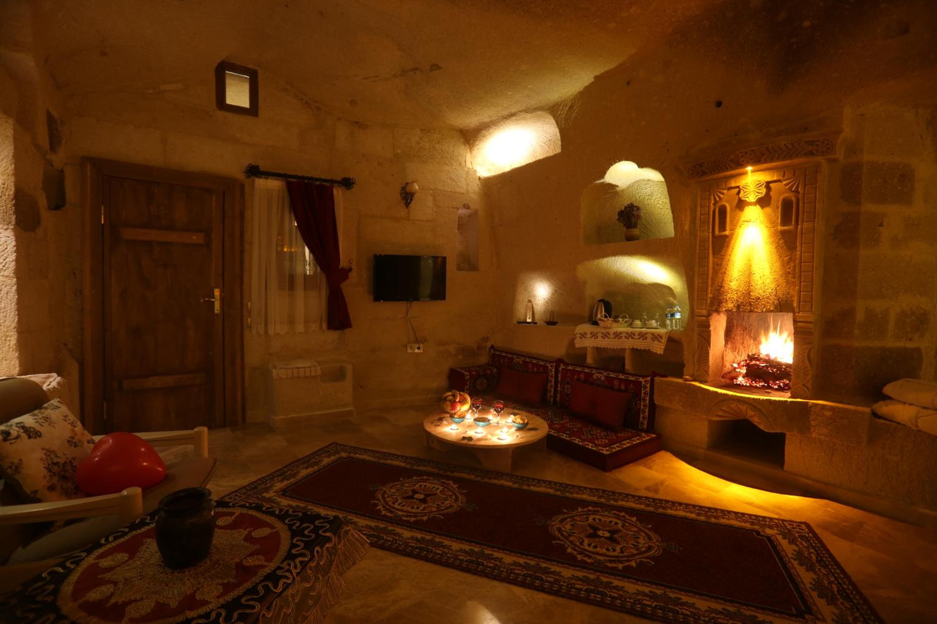 Deluxe Double Room with Bath - Photo 10