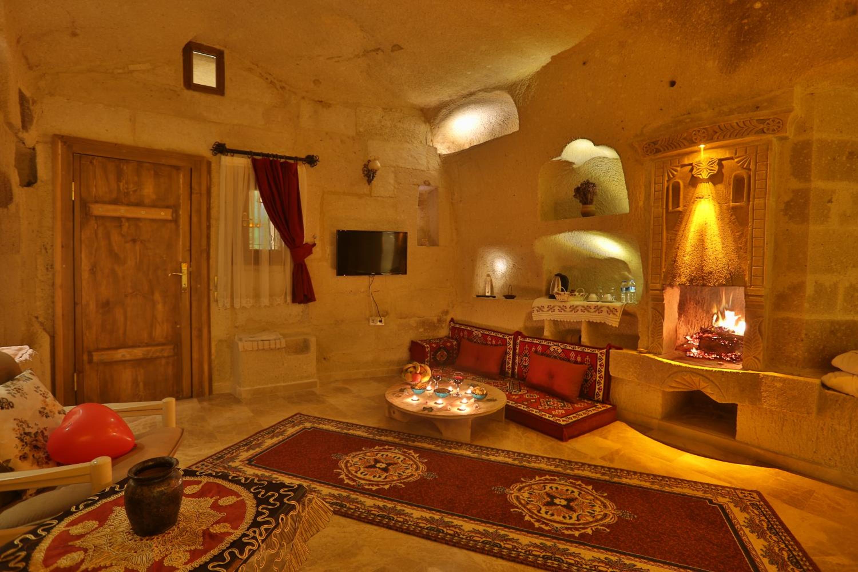 Deluxe Double Room with Bath - Photo 20