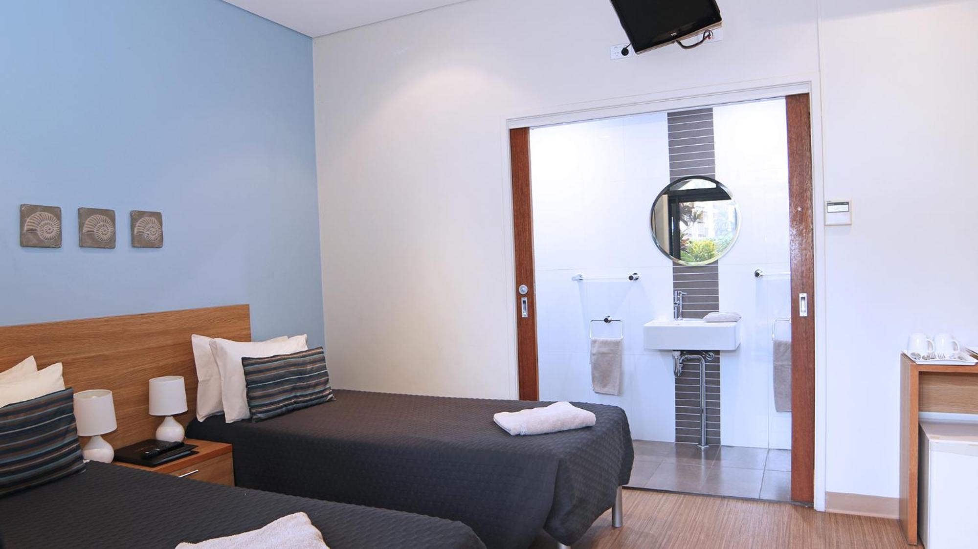 Twin Room with Private Bathroom photo 3