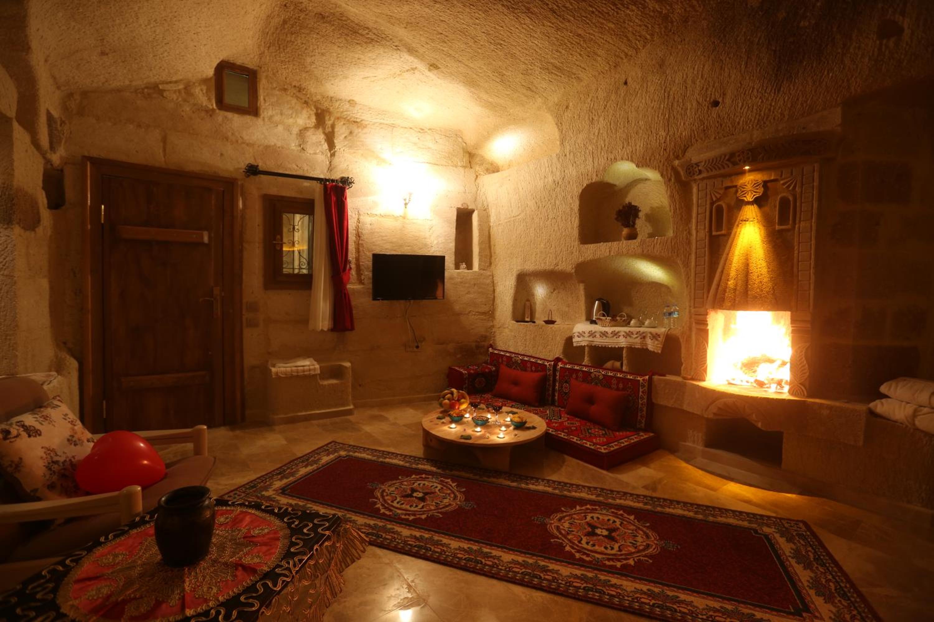 Deluxe Double Room with Bath - Photo 9