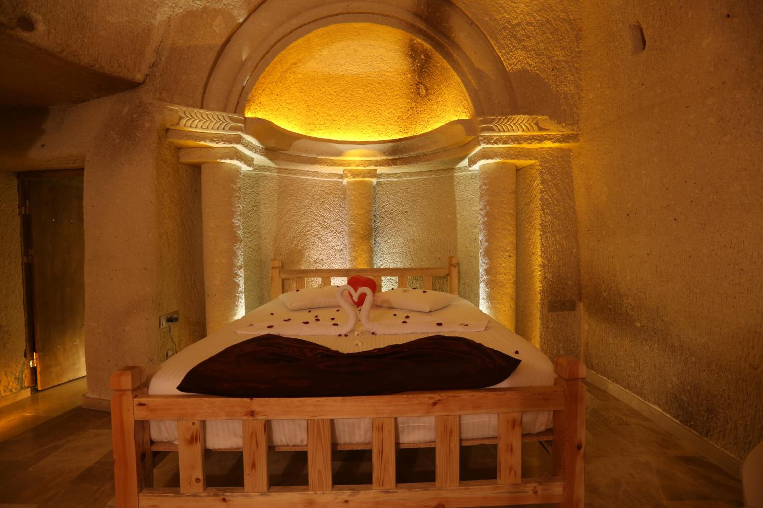 Deluxe Double Room with Bath - Photo 8