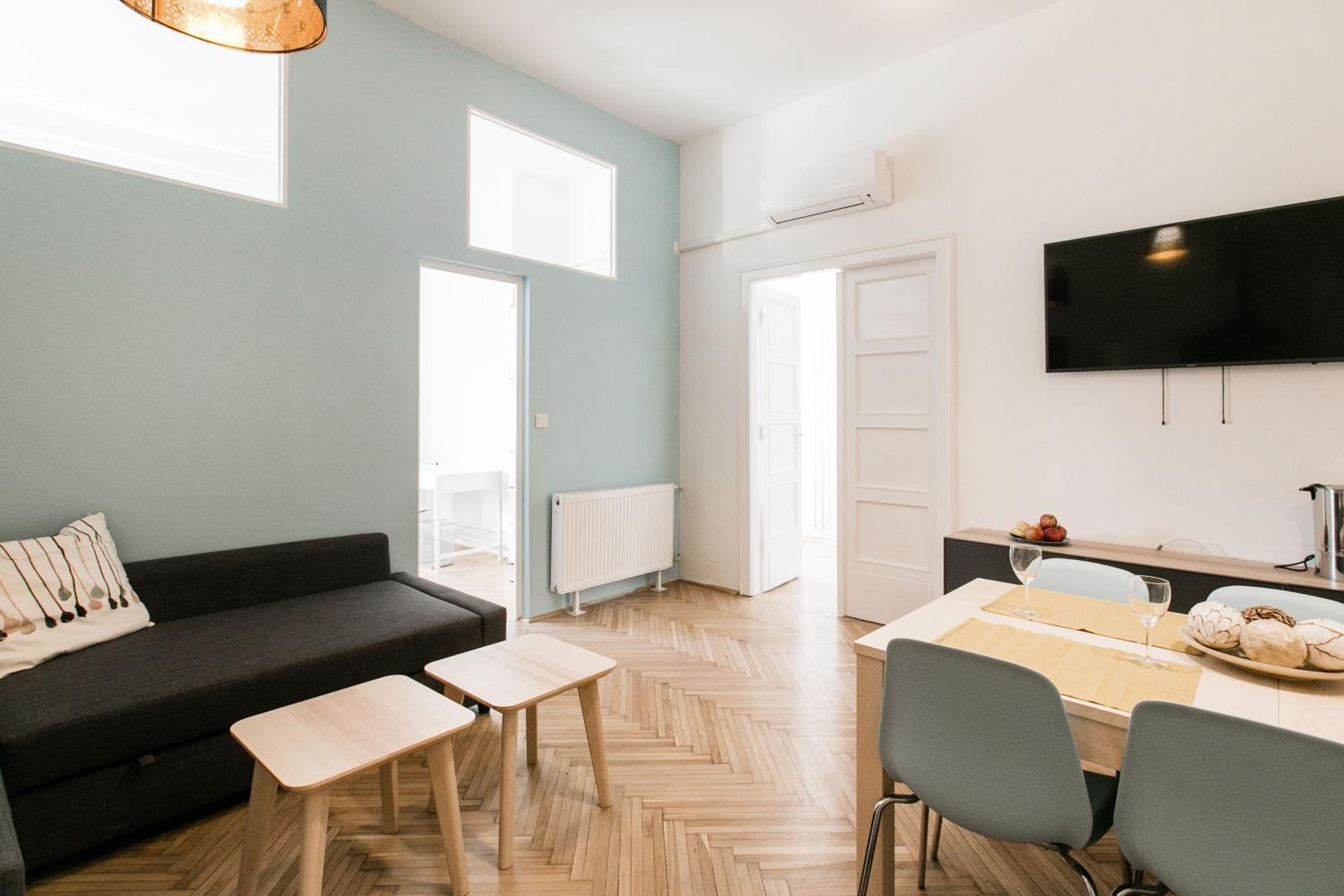 Apartment with Balcony - Photo 6