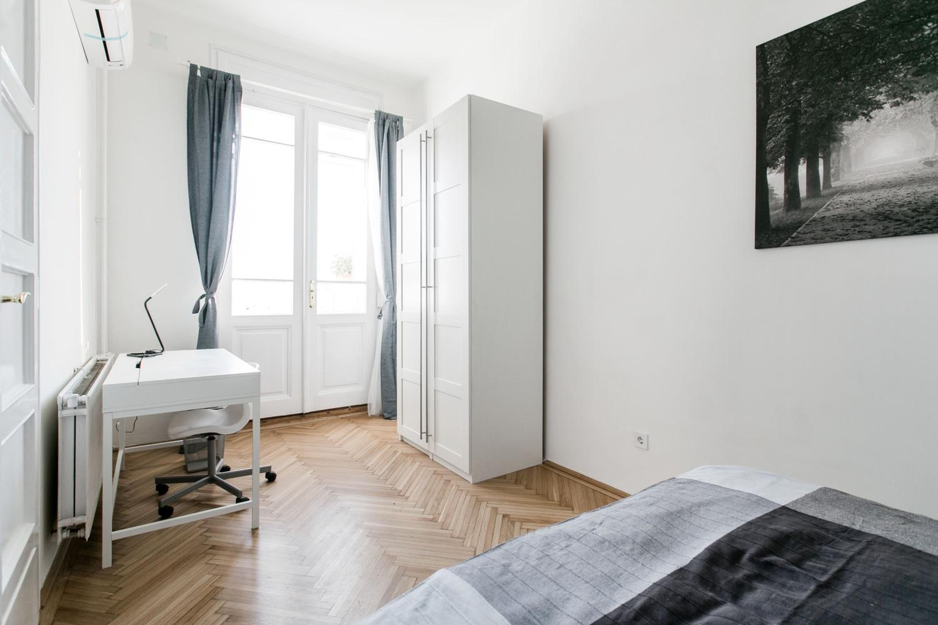 Apartment with Balcony - Photo 9