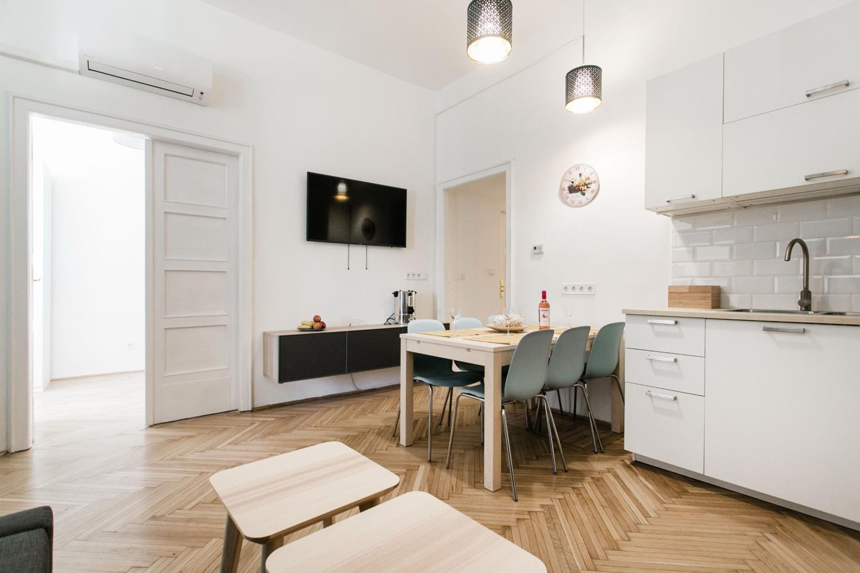 Apartment with Balcony - Photo 11