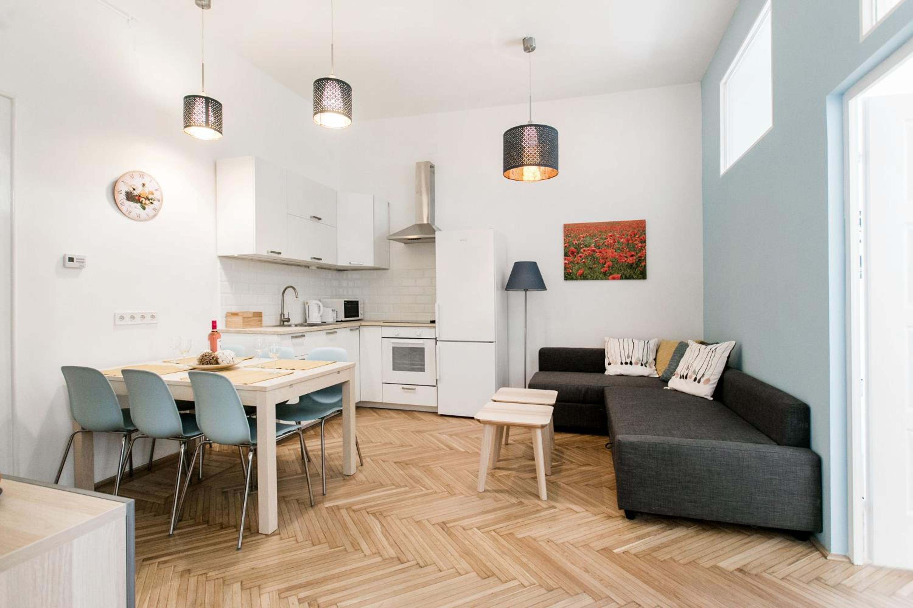 Apartment with Balcony - Photo 19