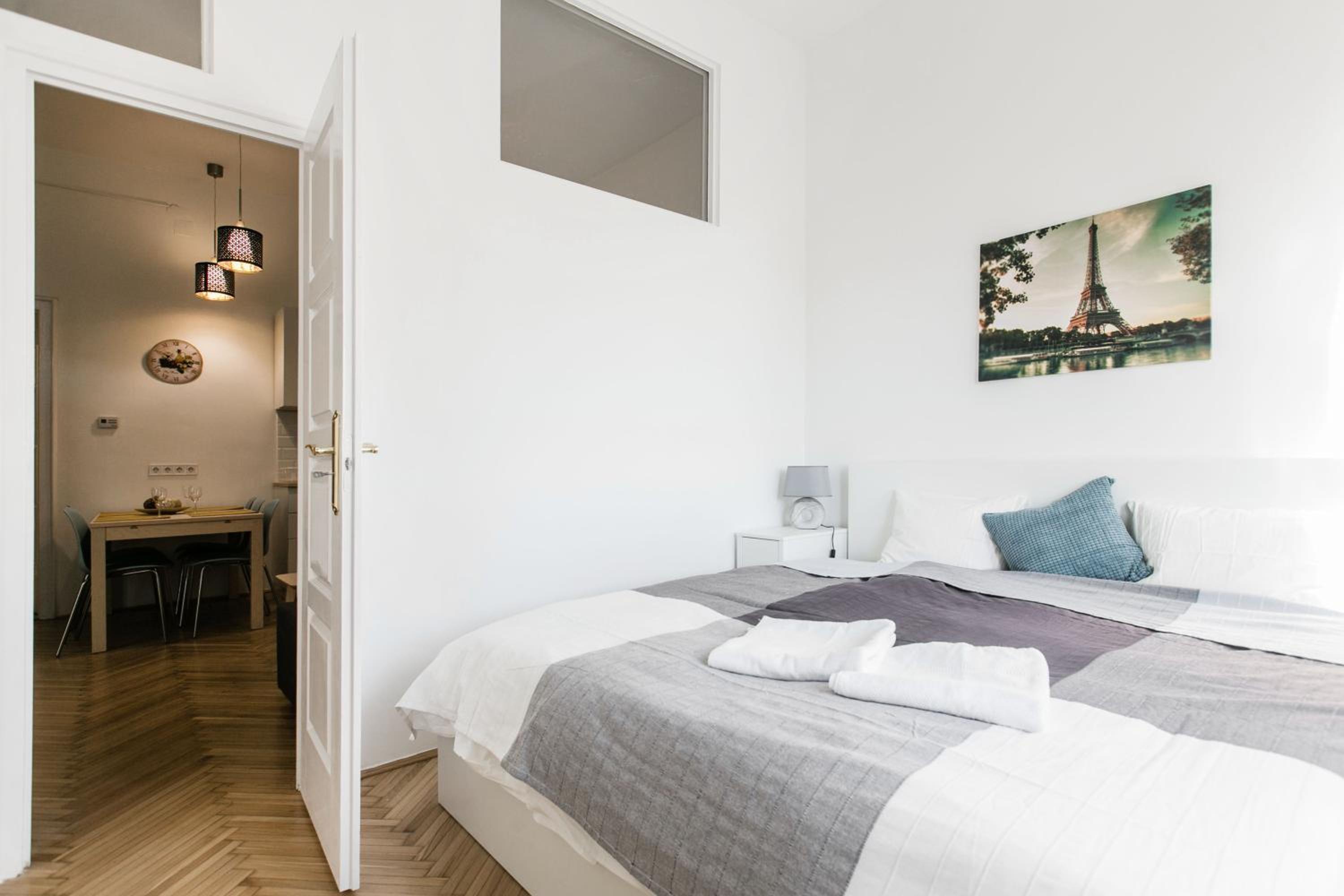 Apartment with Balcony - Photo 21
