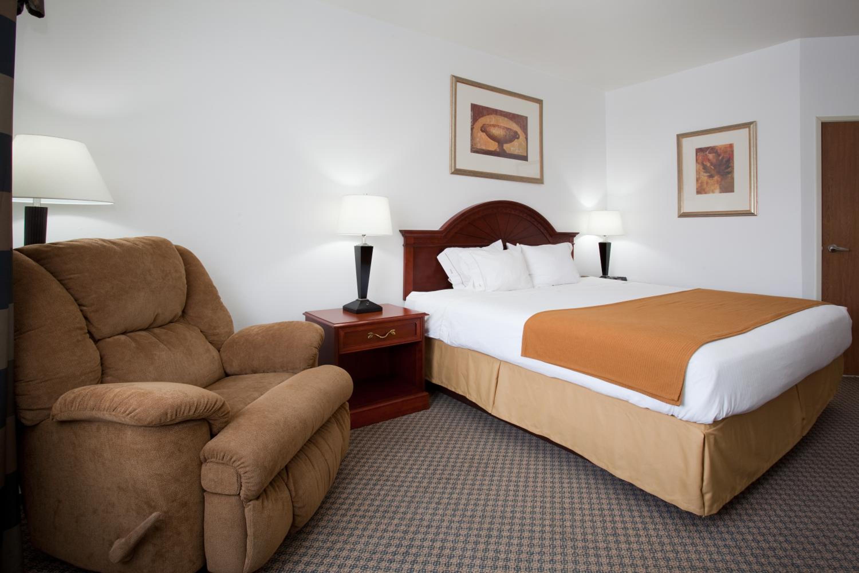 Queen Room with Mobility Access and Roll-In shower, Non-Smoking - Photo 6