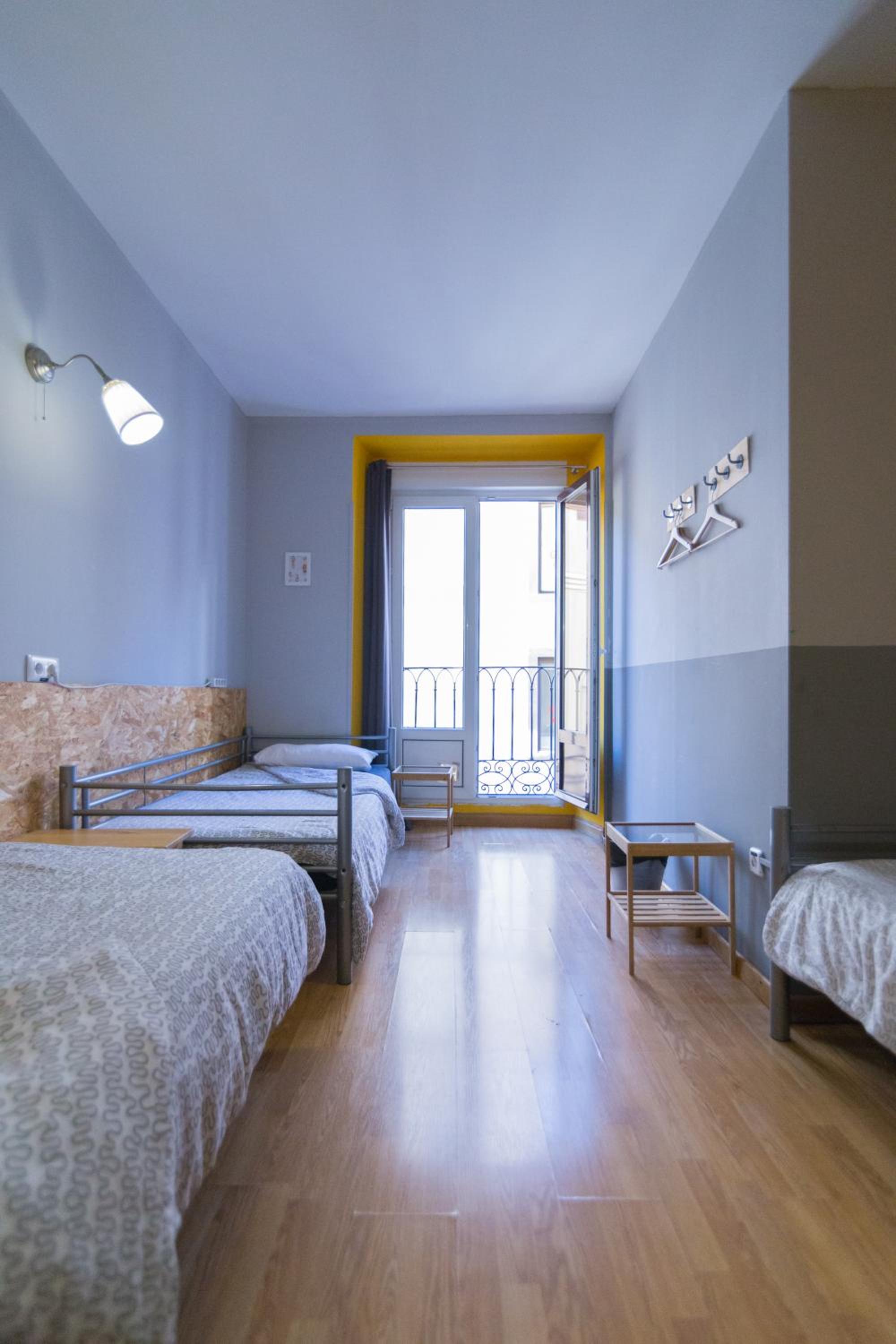 Litera en habitación compartida mixta para 3 personas.