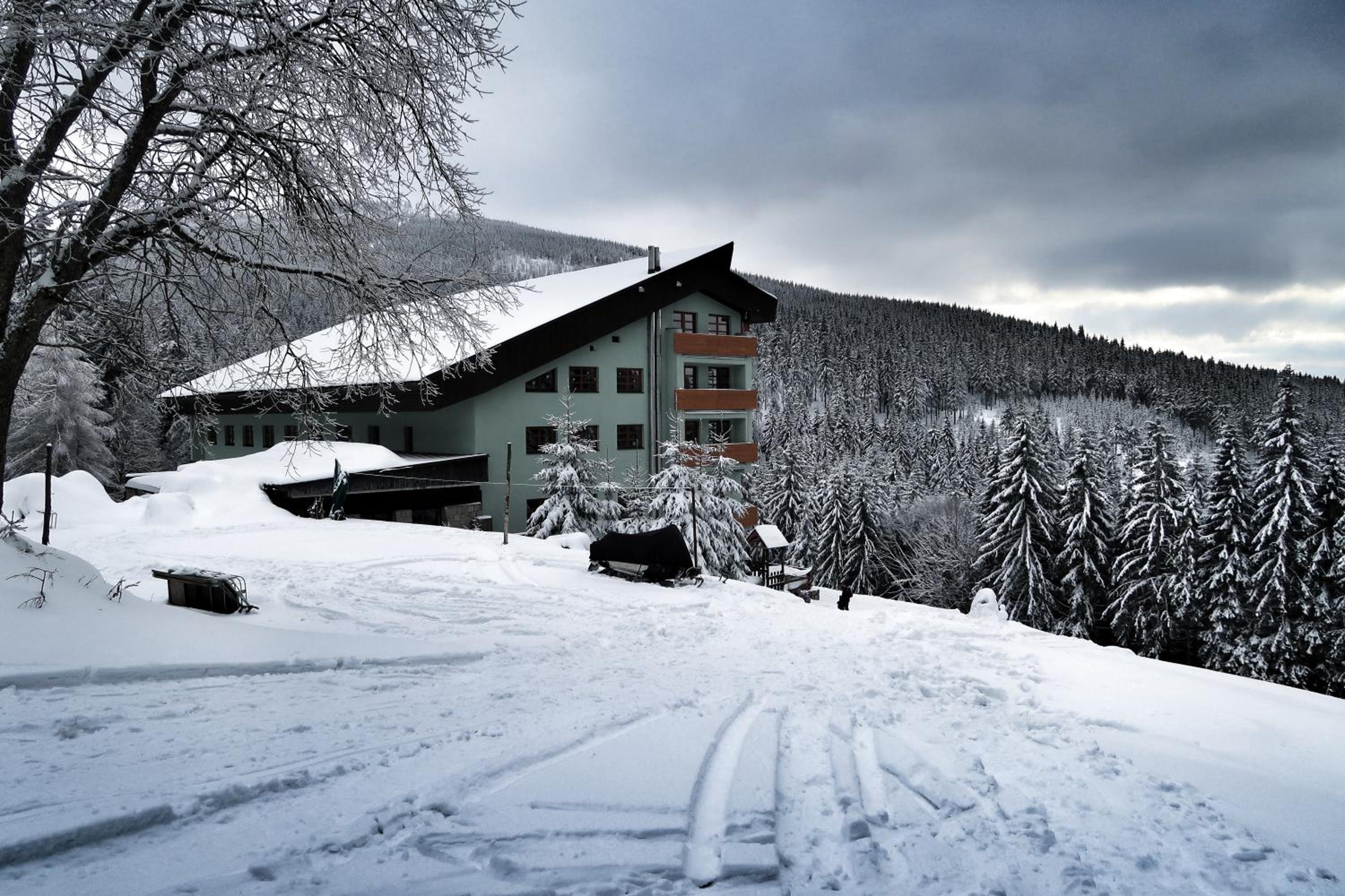 Apartment with Mountain View - Photo 2