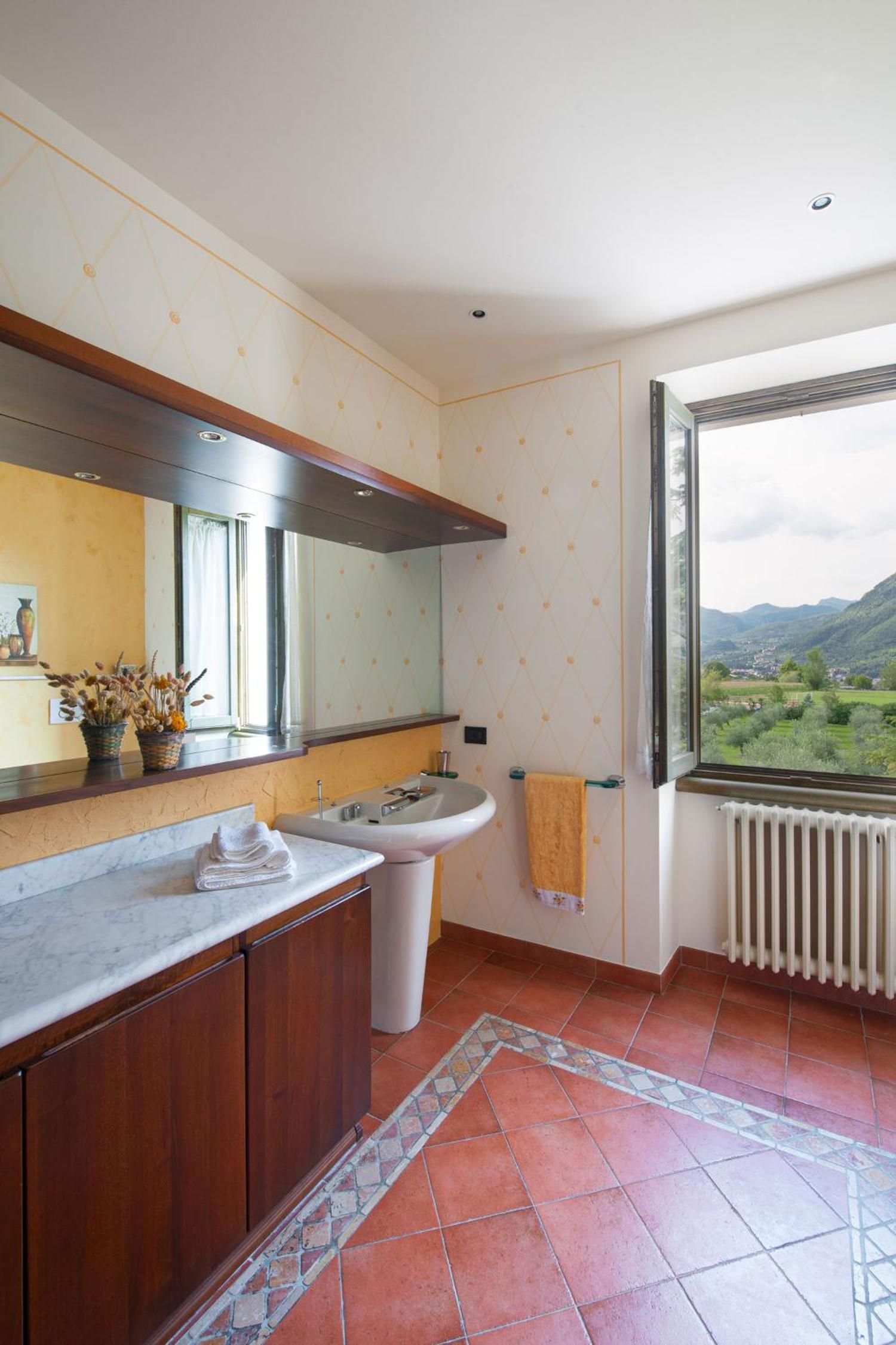 Two-Bedroom Apartment with Mountain View photo 3