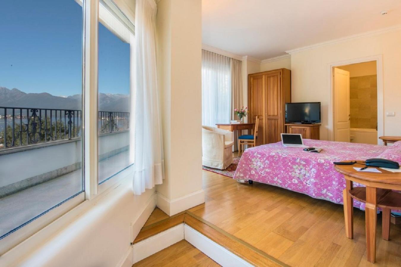 Double or Twin Room with Lake View - Photo 8