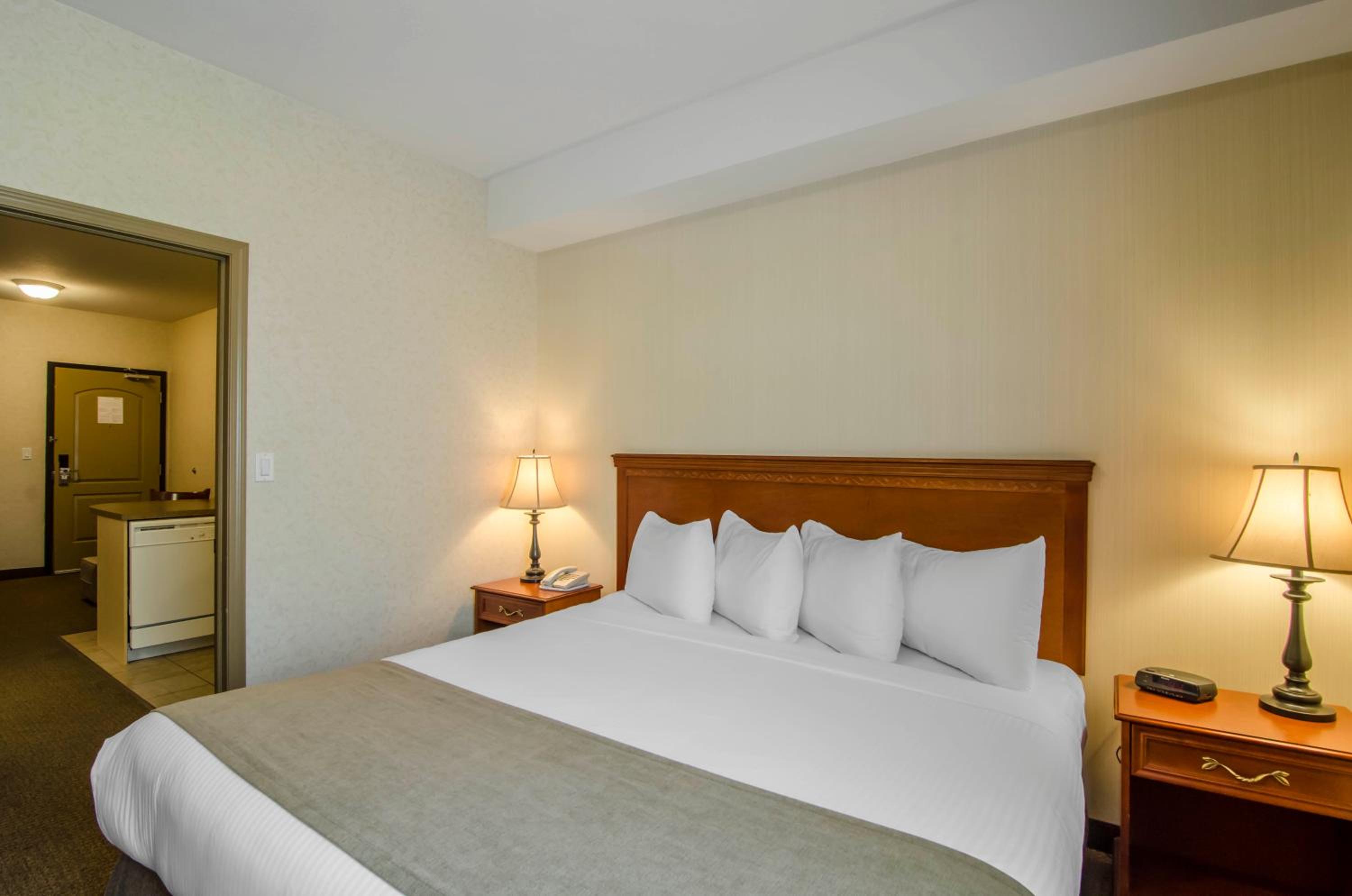 King Suite with Sofa Bed - Non-Smoking - Photo 2