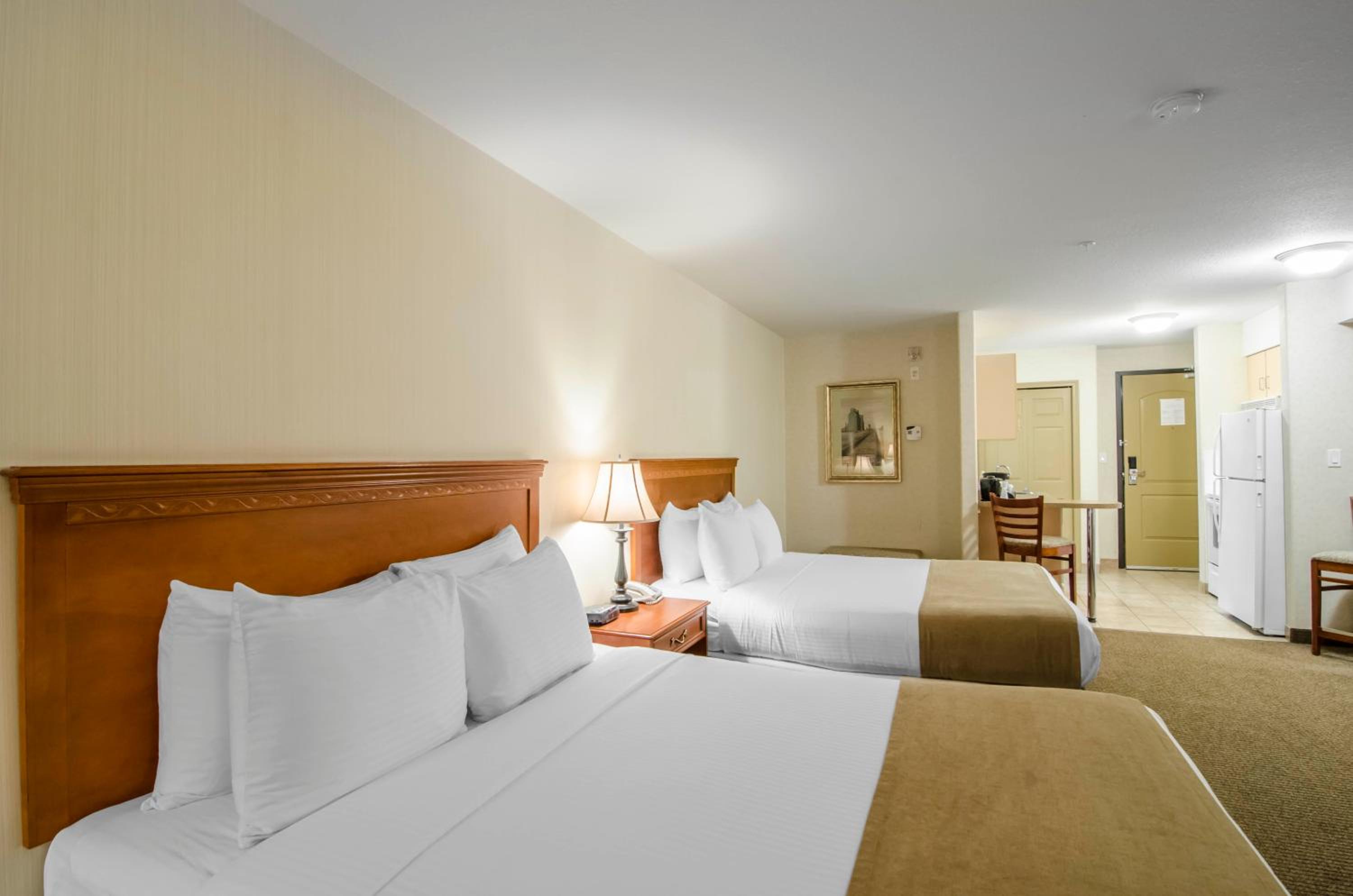 Queen Room with Two Queen Beds - Photo 3