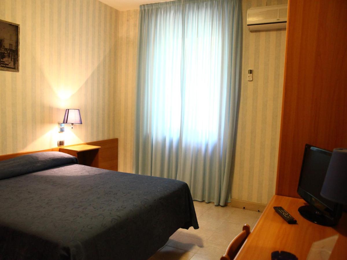 Double or Twin Room photo 3