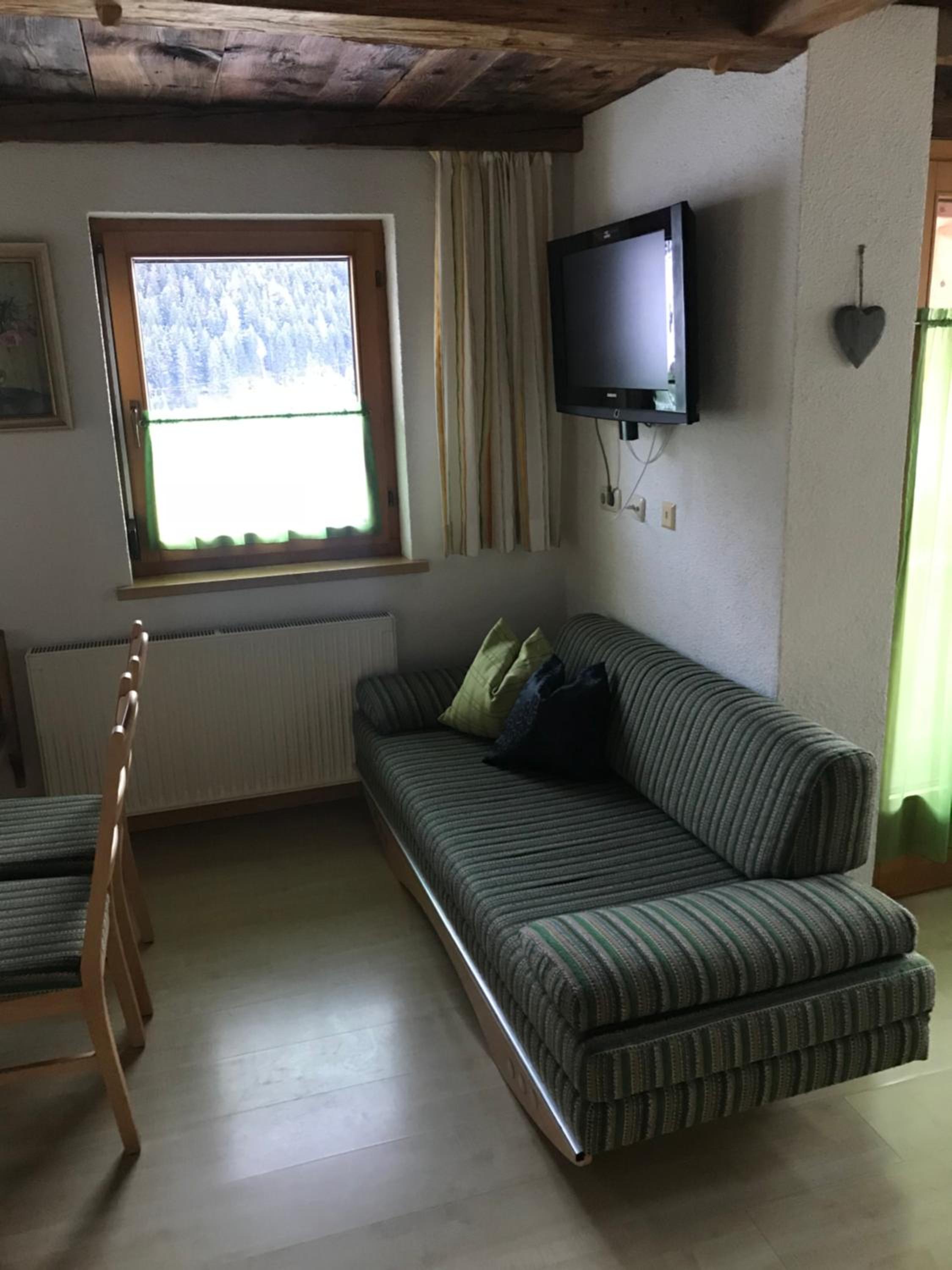 Four-Bedroom Apartment with Balcony  photo 3