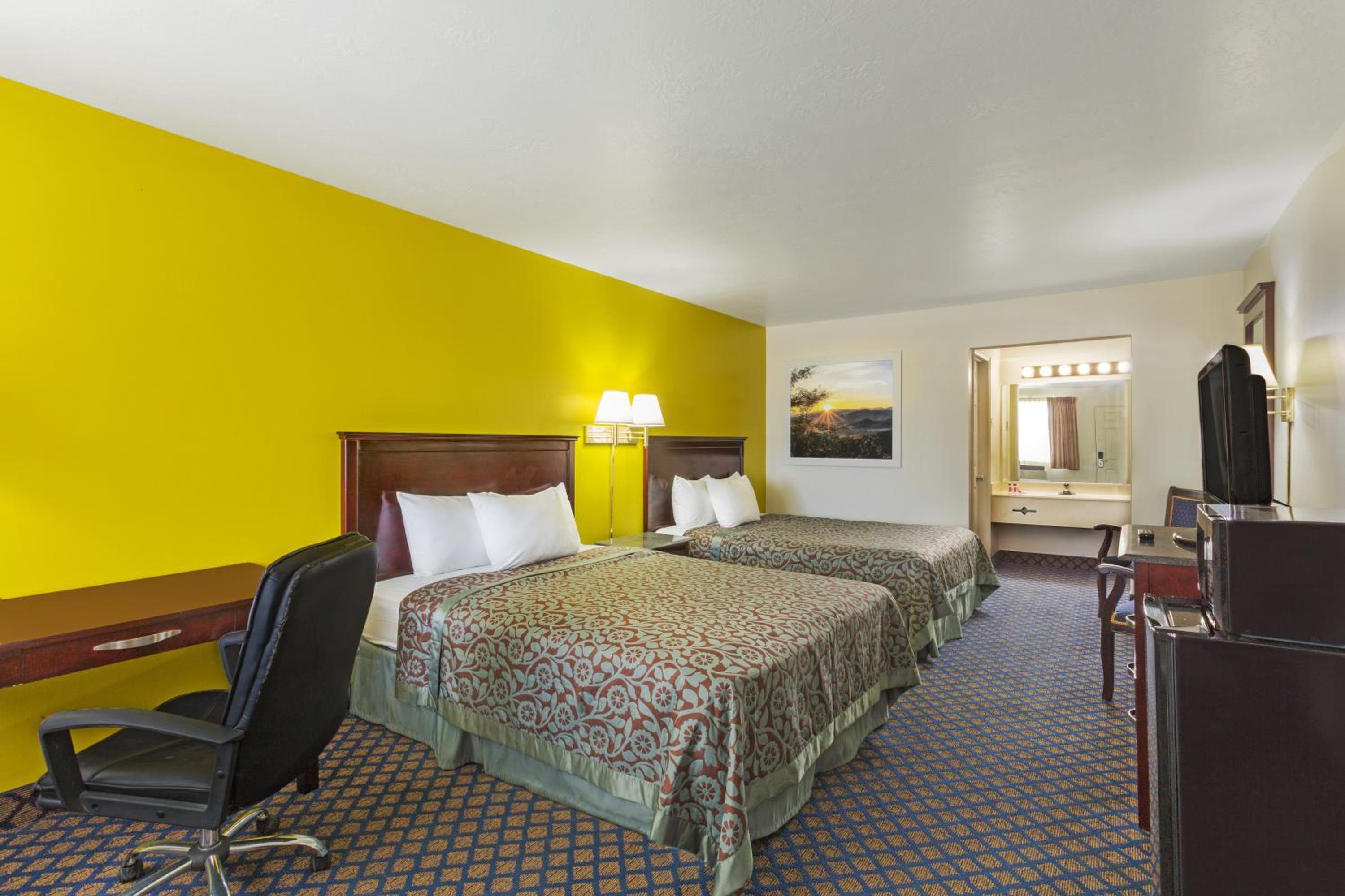 Queen Room with Two Queen Beds - Non-Smoking - Photo 3
