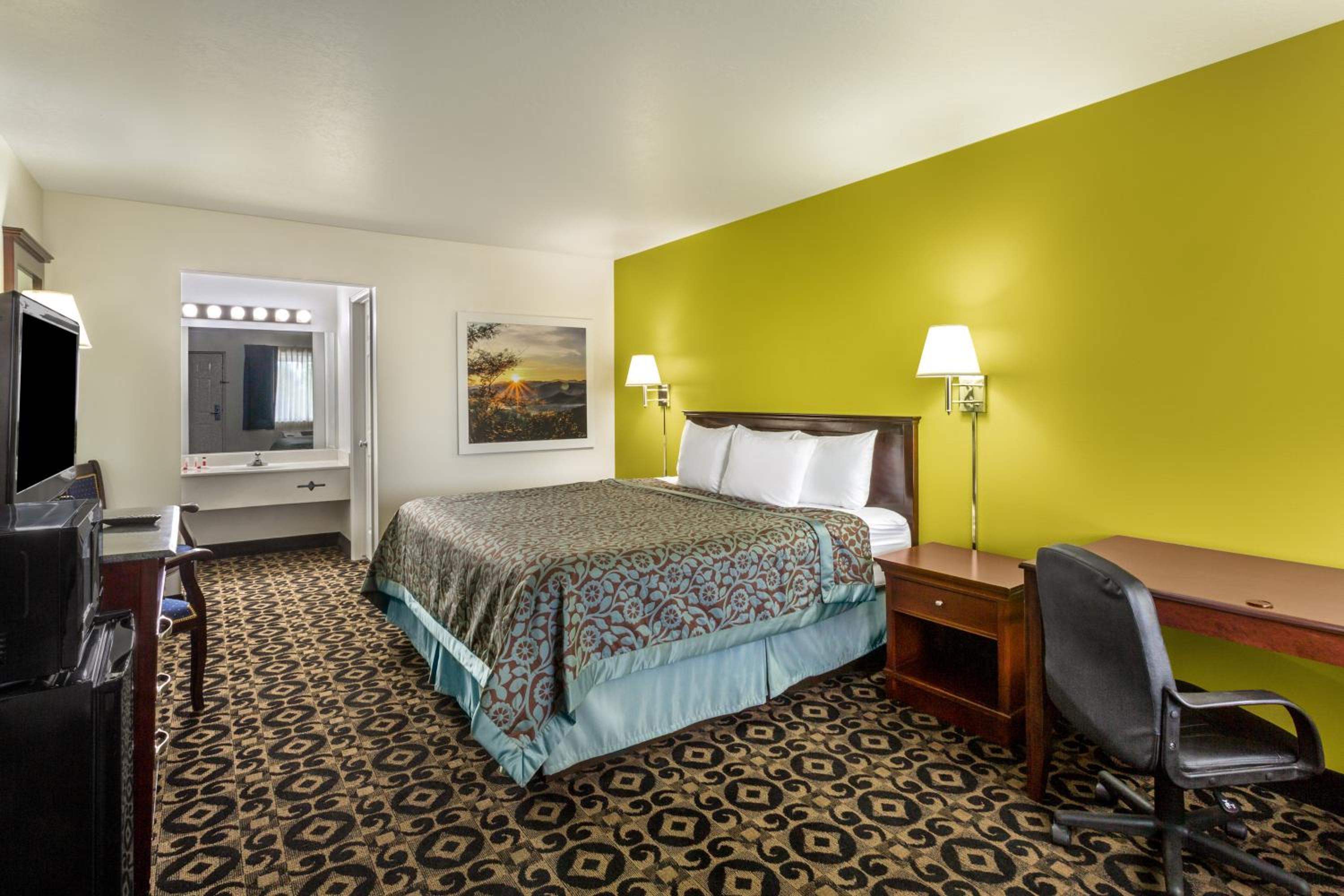 King Room - Non-Smoking - Photo 5