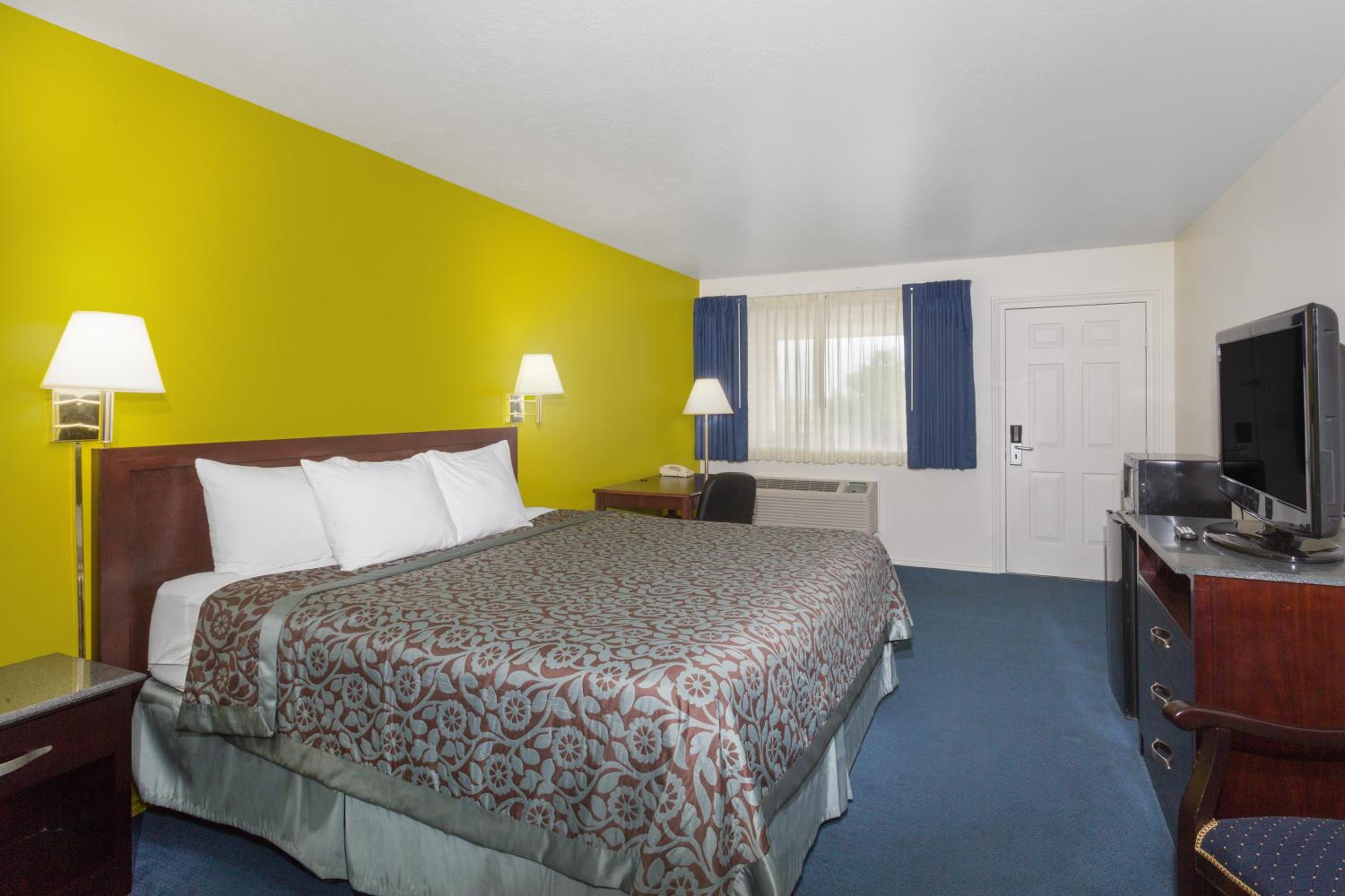 King Room - Non-Smoking - Photo 6