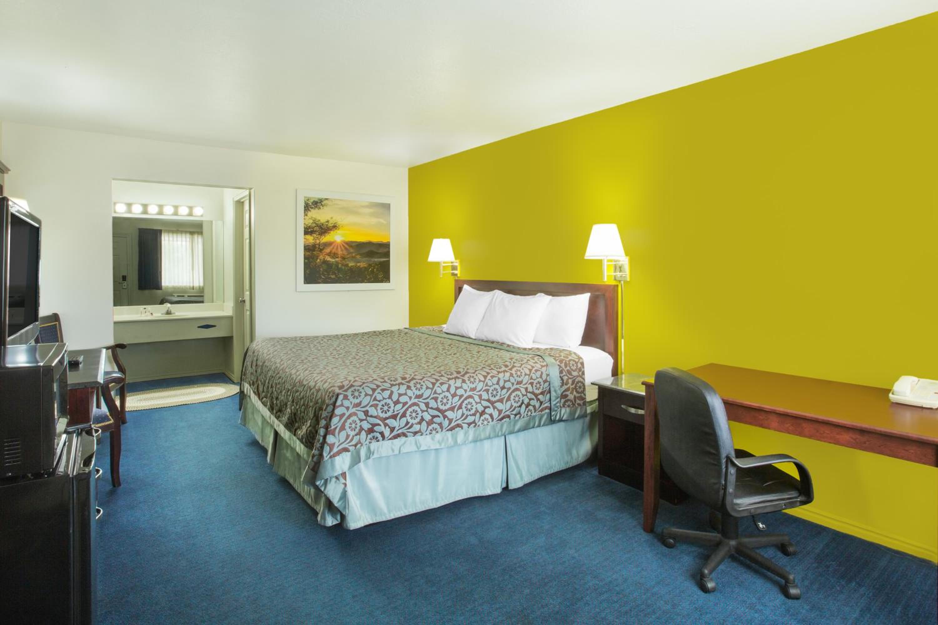 King Room - Non-Smoking - Photo 7