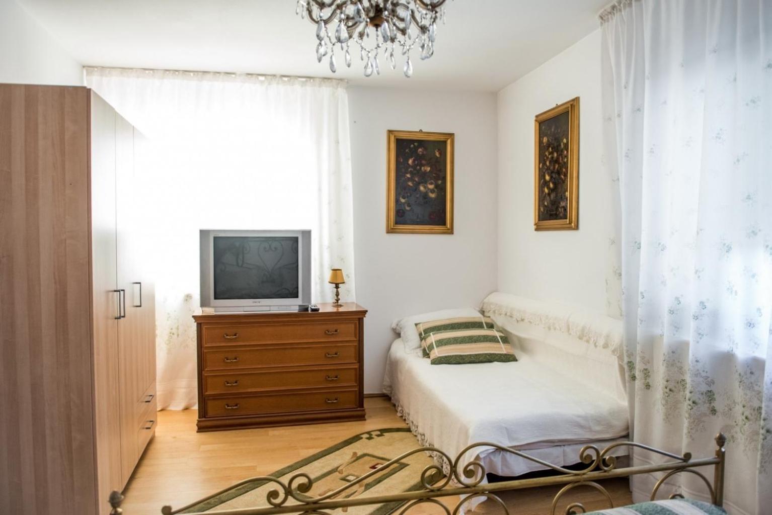 Standard Double Room with Shared Bathroom photo 3