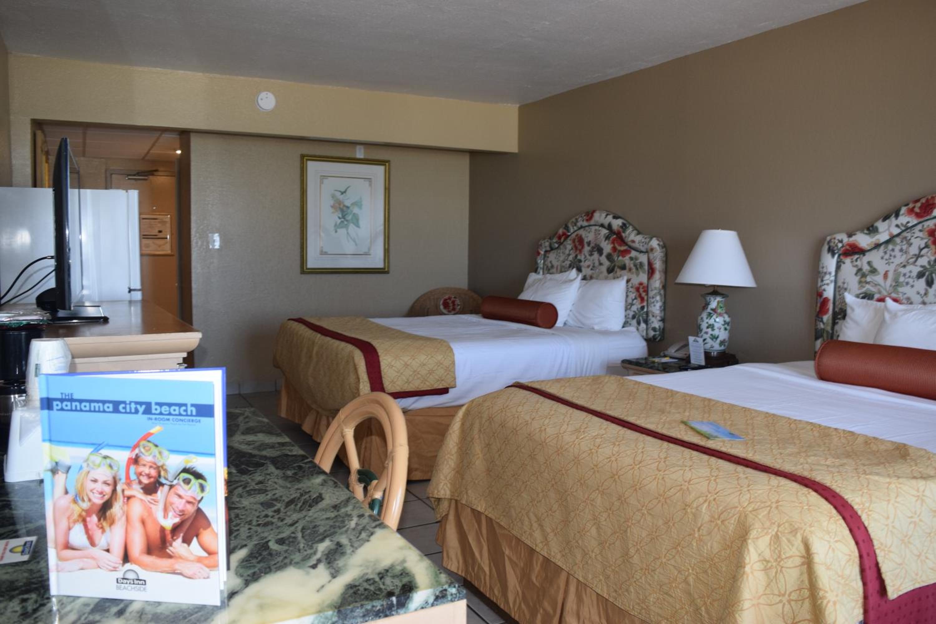 Queen Room with Two Queen Beds and Sofa Bed - Bathtub with Grab Bars - Mobility Accessible - Non-Smoking - Photo 3