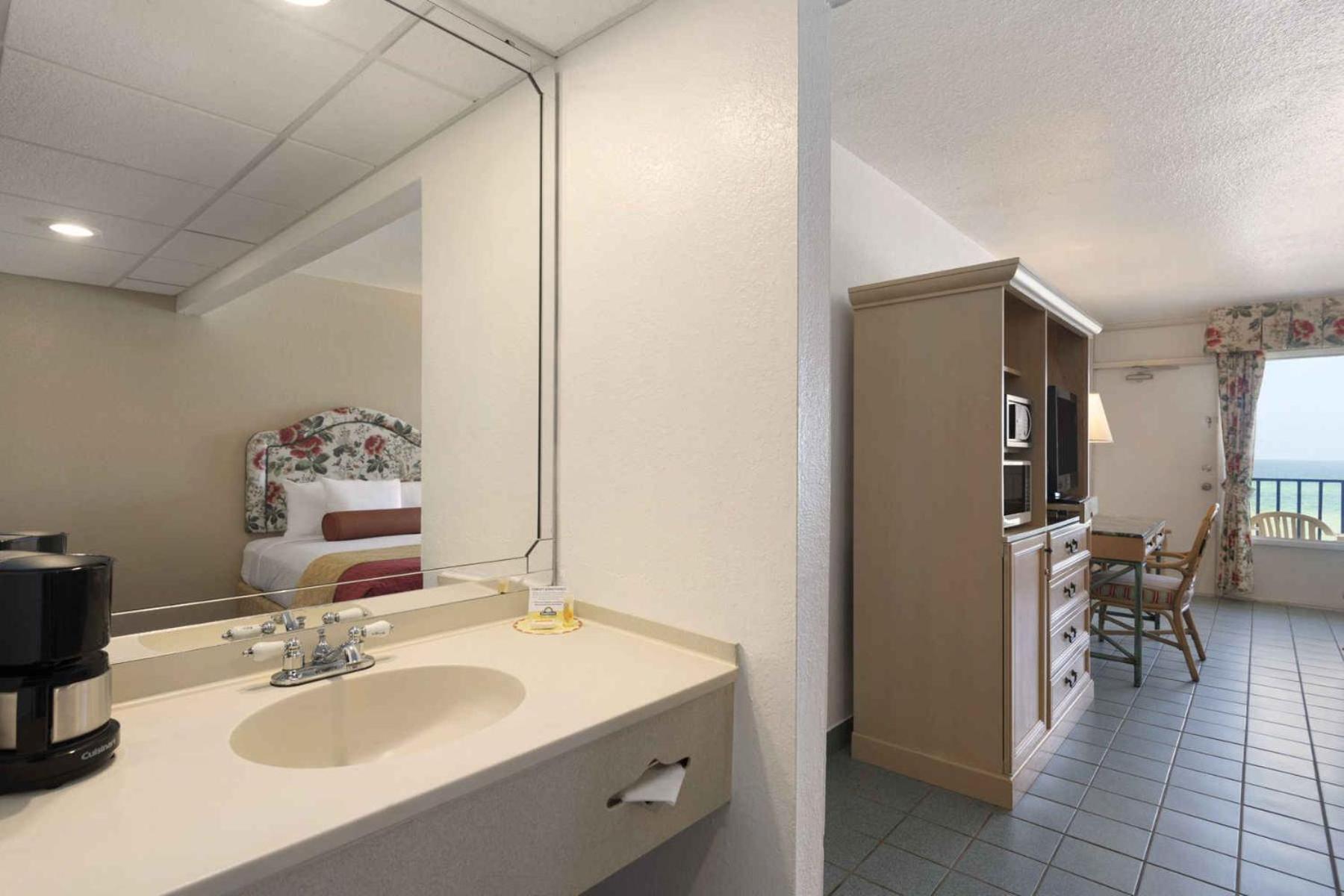 Queen Room with Two Queen Beds and Beach View - Non-Smoking - Photo 3