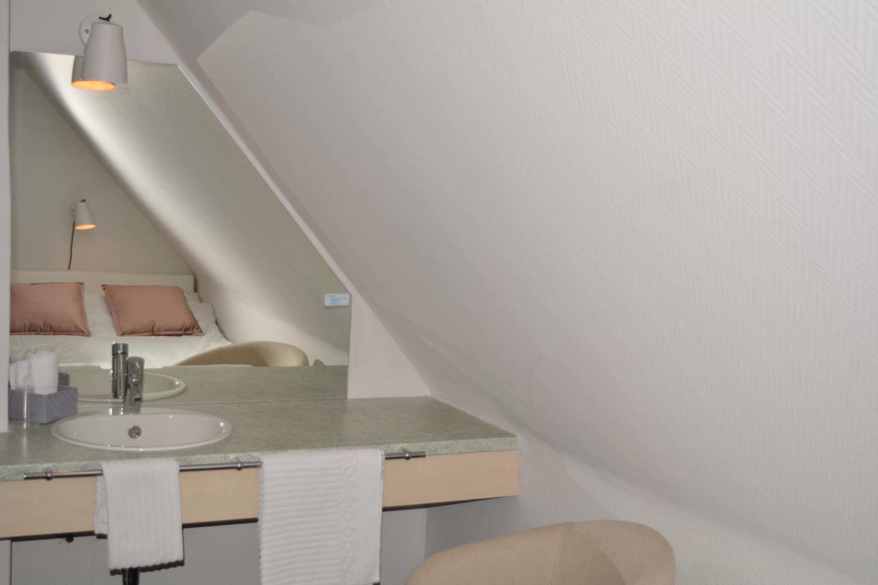 Single Room with Shared Bathroom photo 3