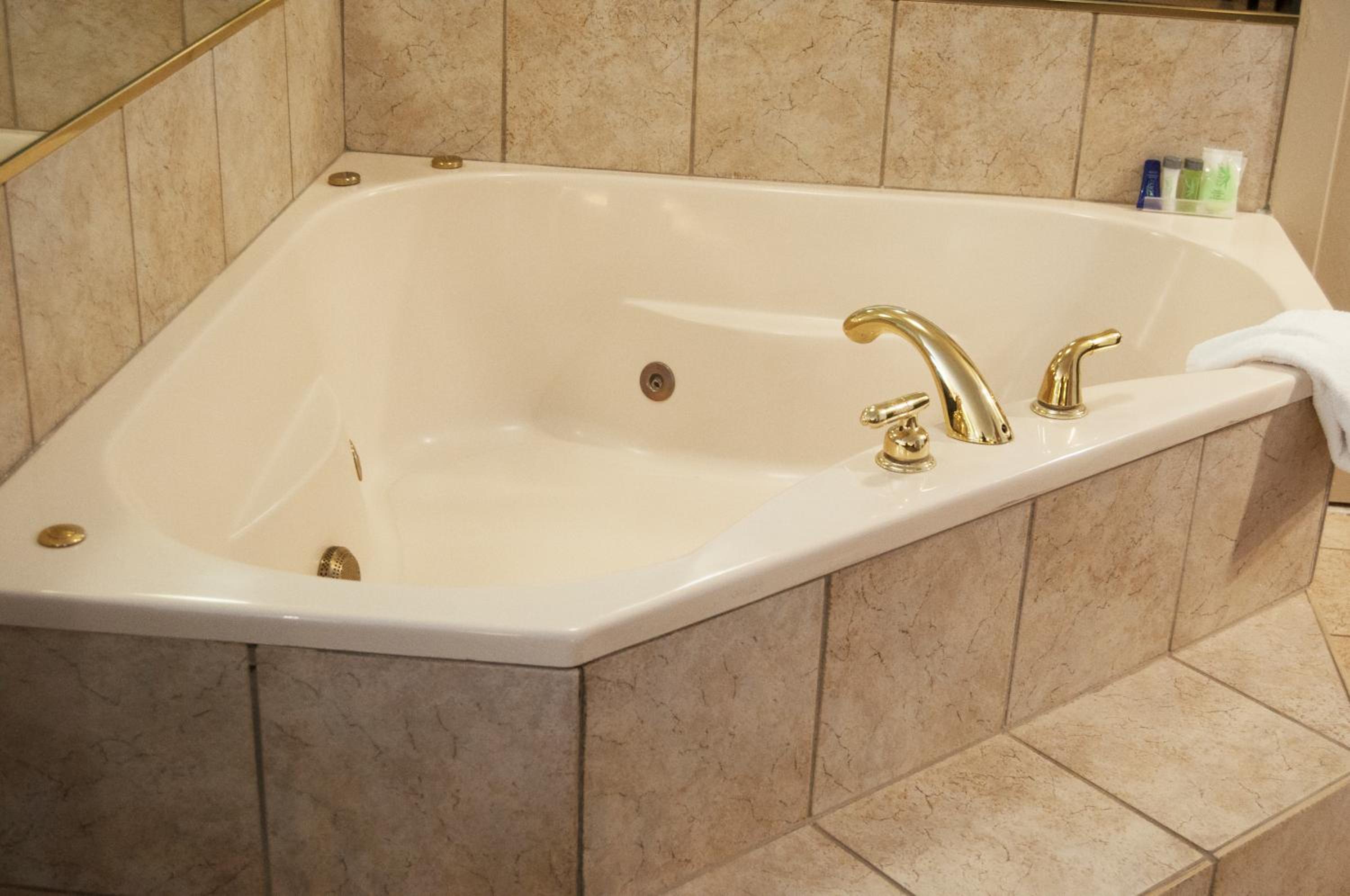 King Suite with Spa Bath - Photo 4