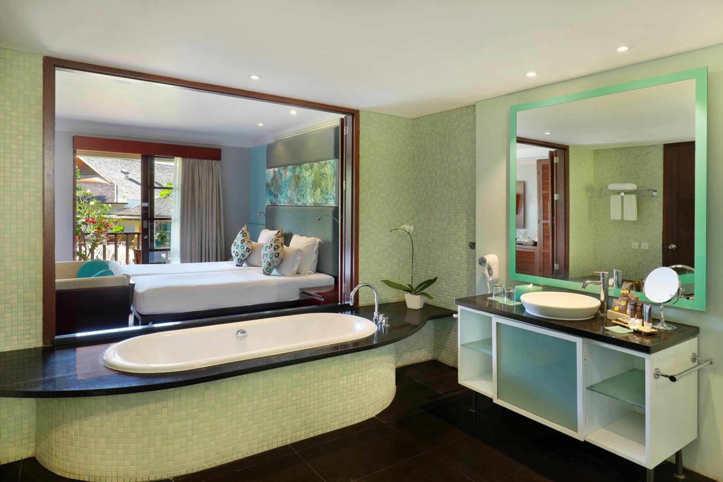 Deluxe King Room with Balcony - Photo 4