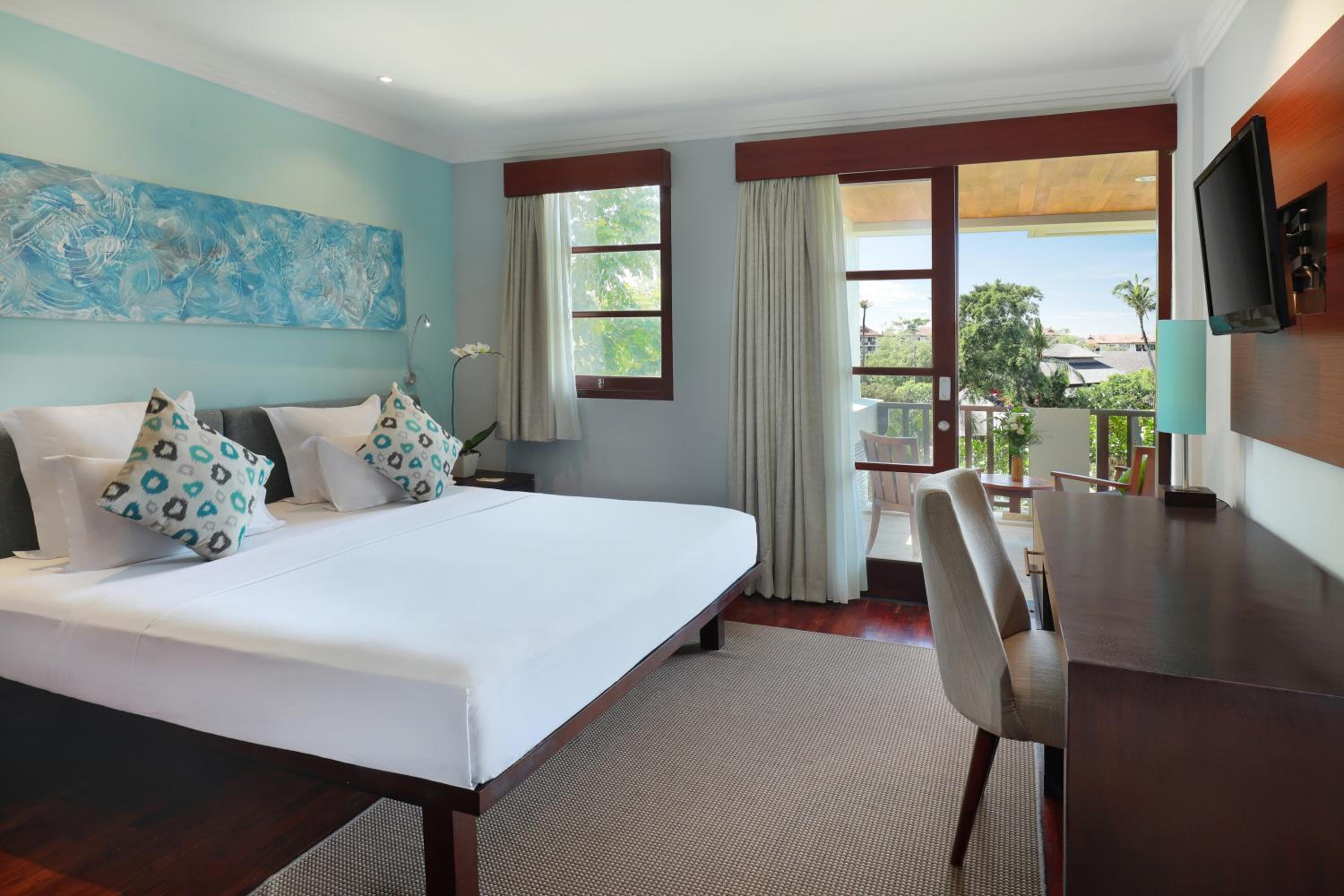 One-Bedroom Suite with Balcony photo 3