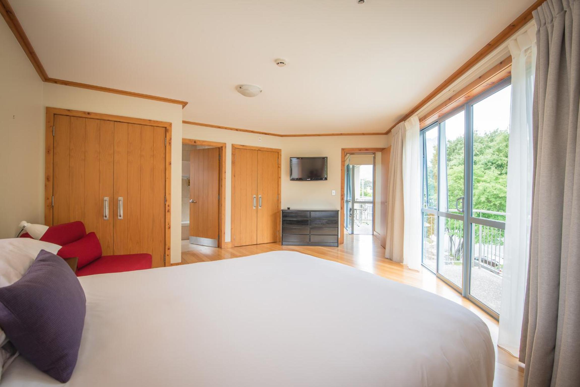 Un-Serviced One-Bedroom Apartment - Photo 2