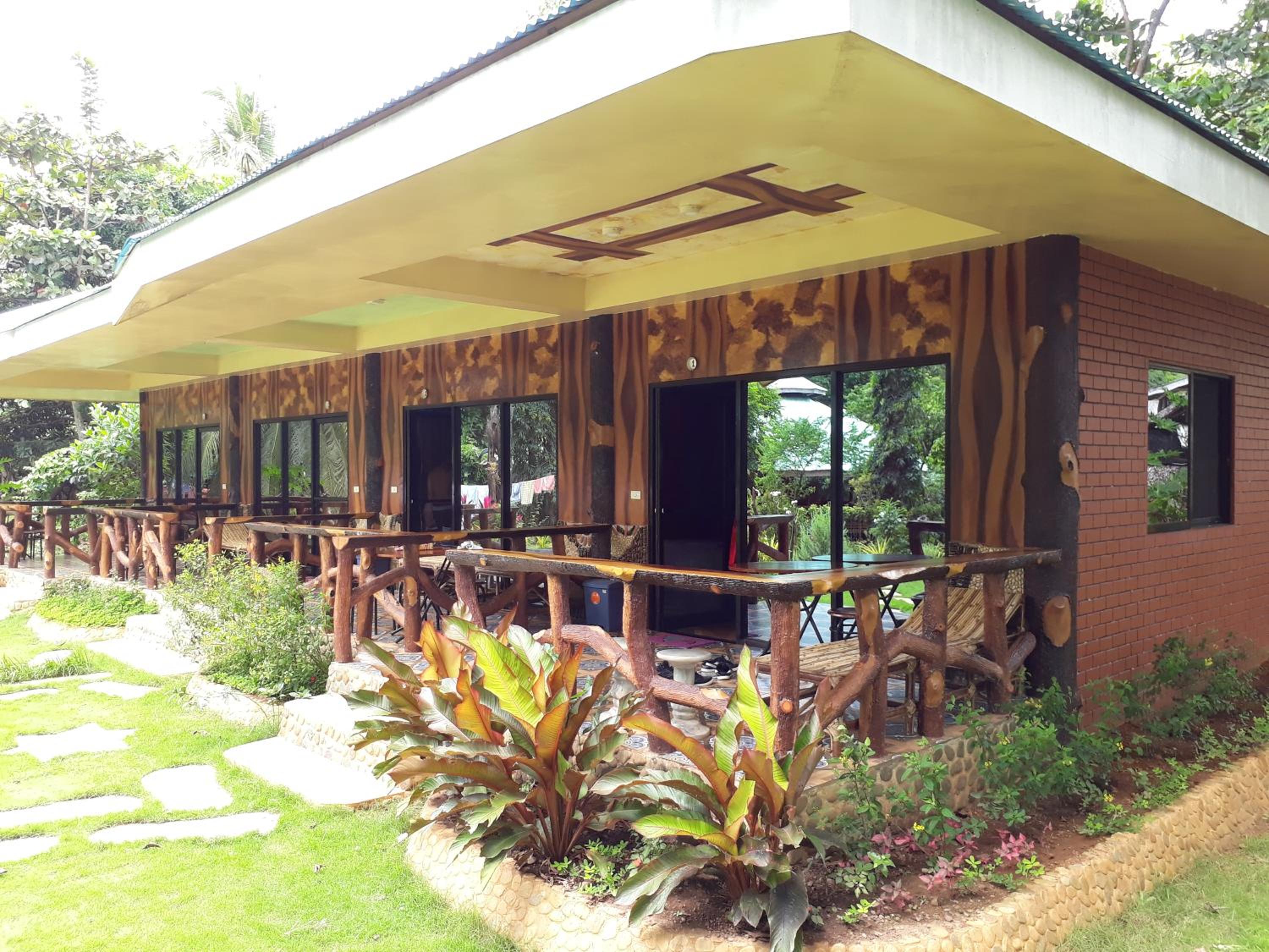 Family Room with Garden View - Photo 2
