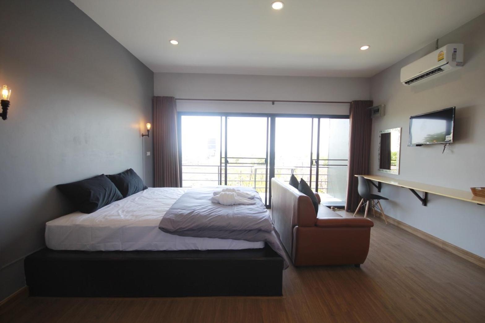 Deluxe Double Room with Balcony photo 3