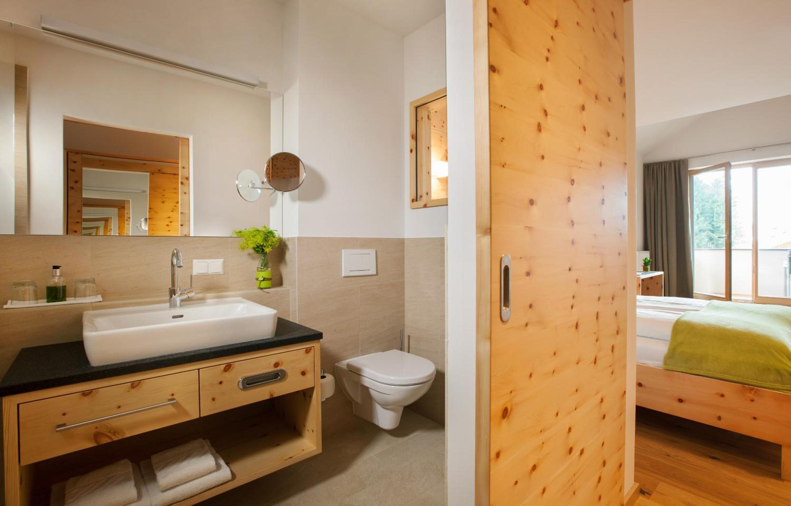 Deluxe Double Room with Balcony photo 3