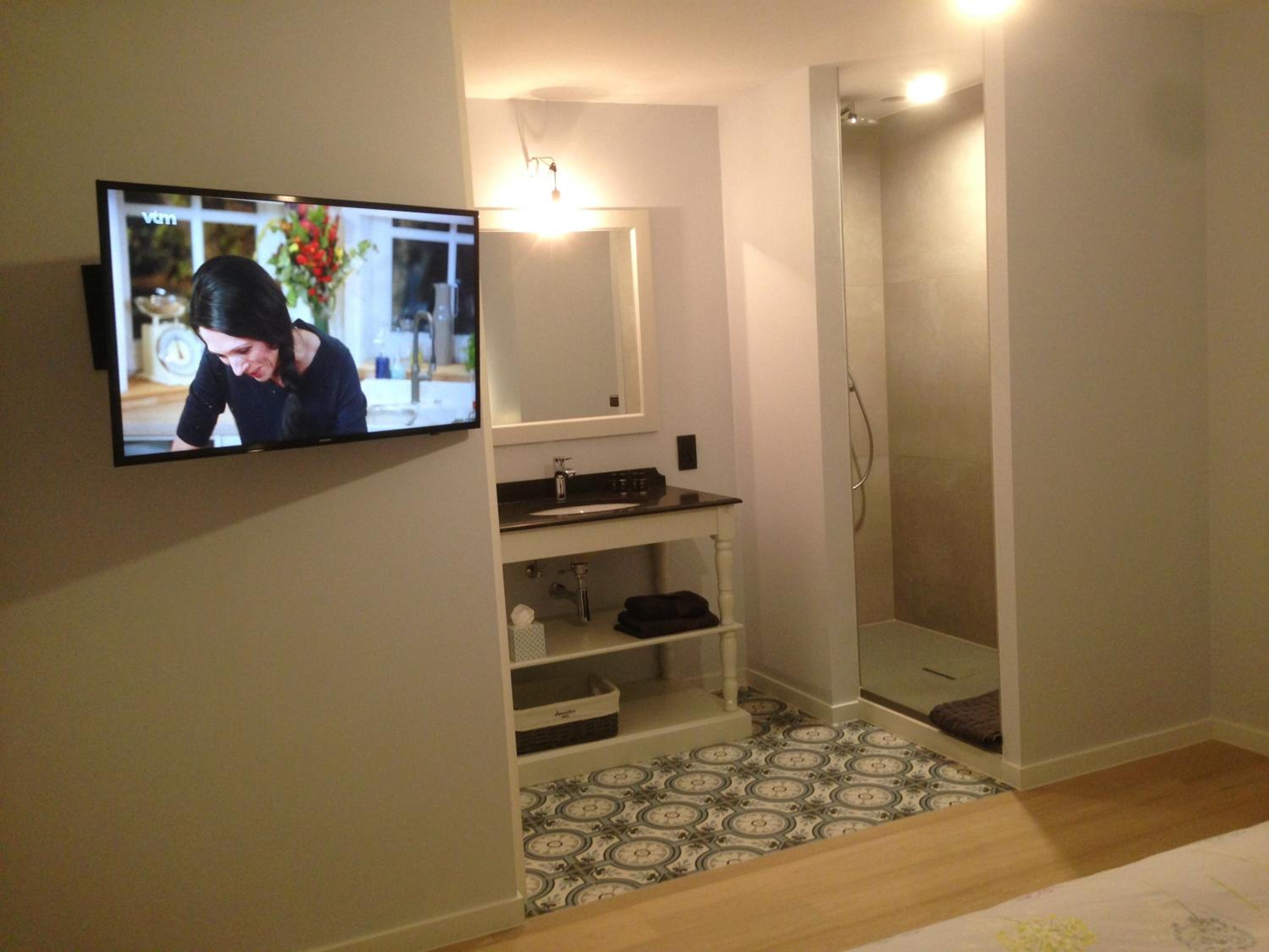 Deluxe King Suite photo 3