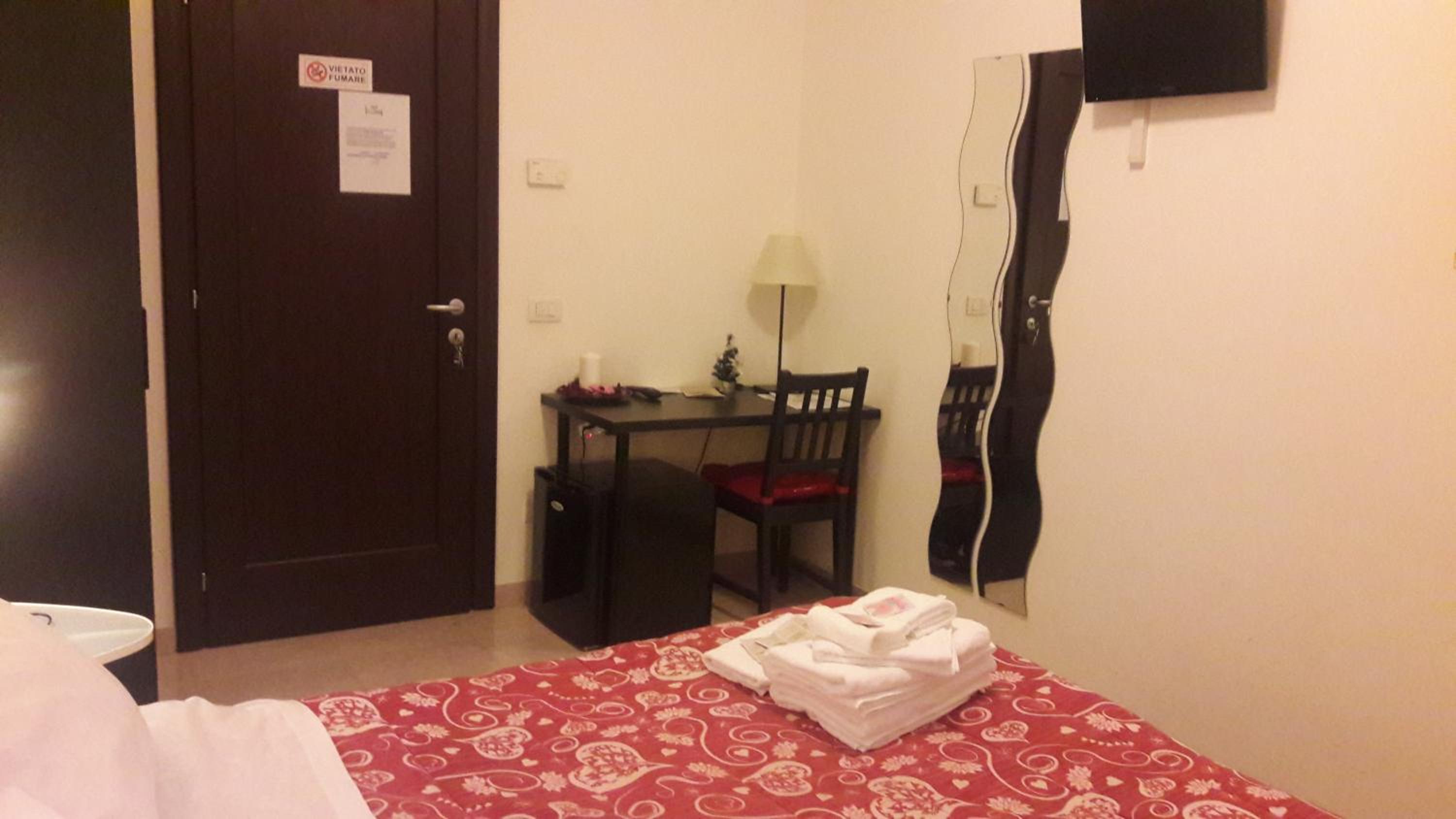 Double or Twin Room with Private Bathroom - Photo 4