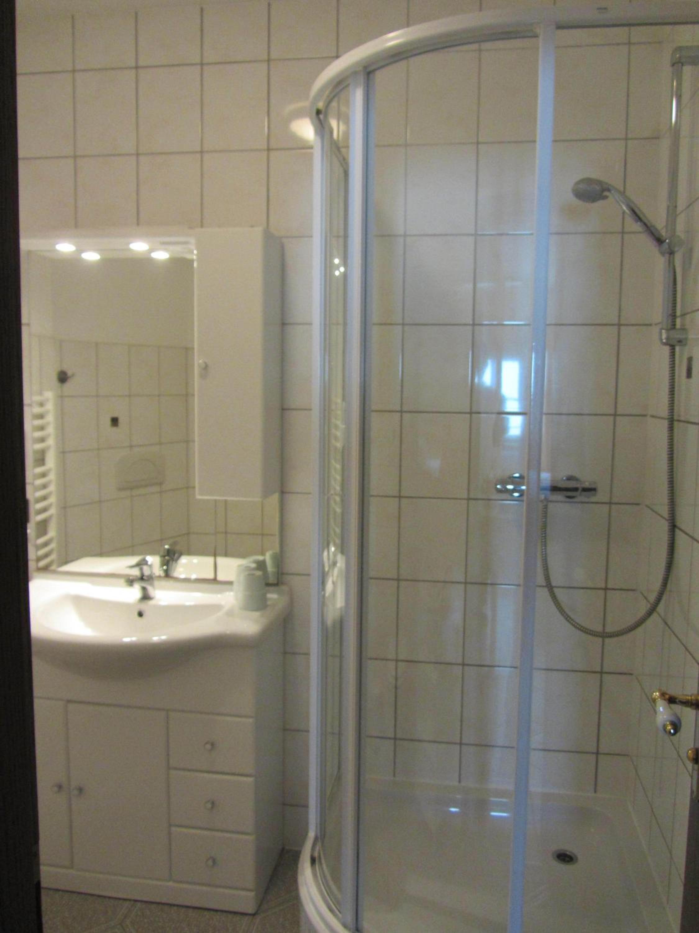 Double or Twin Room thumbnail 6