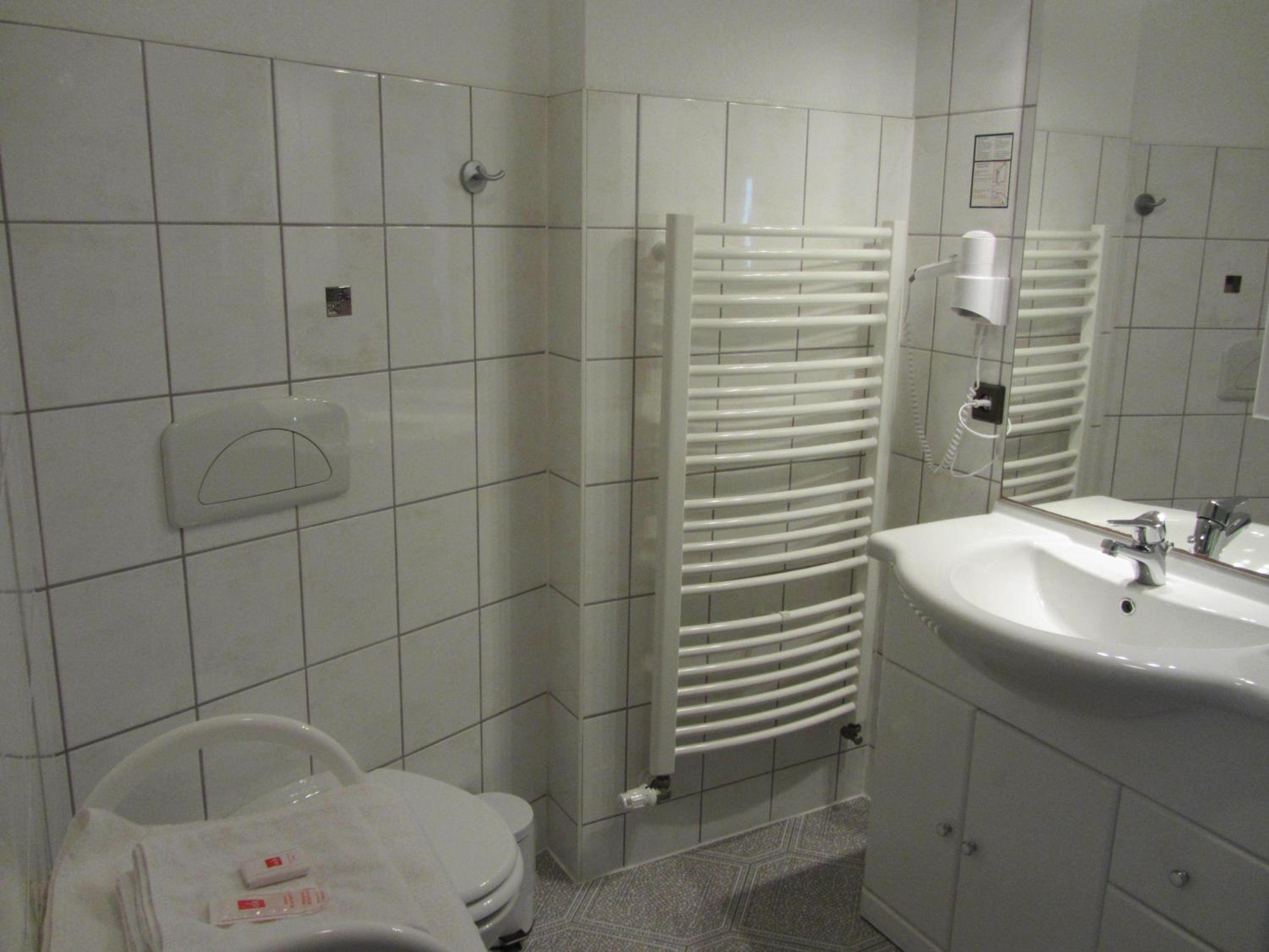 Double or Twin Room thumbnail 5