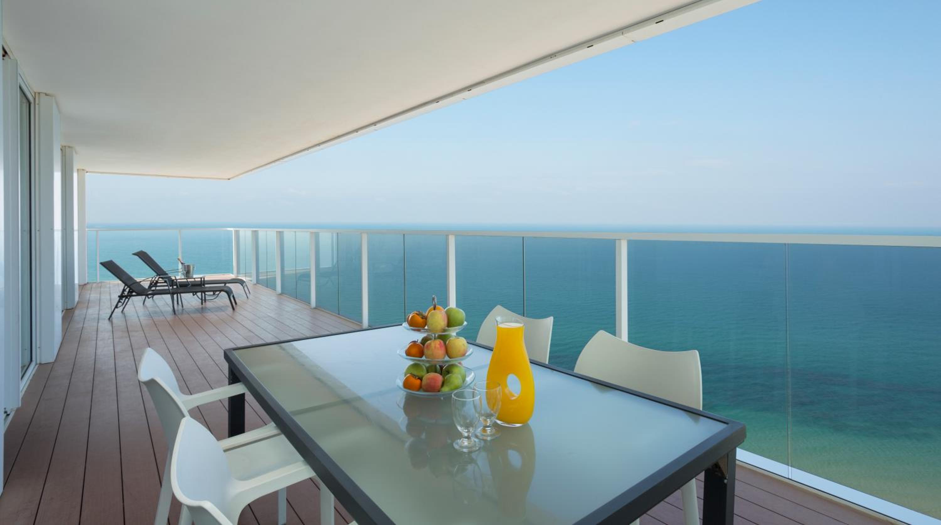 Deluxe Duplex Suite with Balcony and Sea View - Photo 3