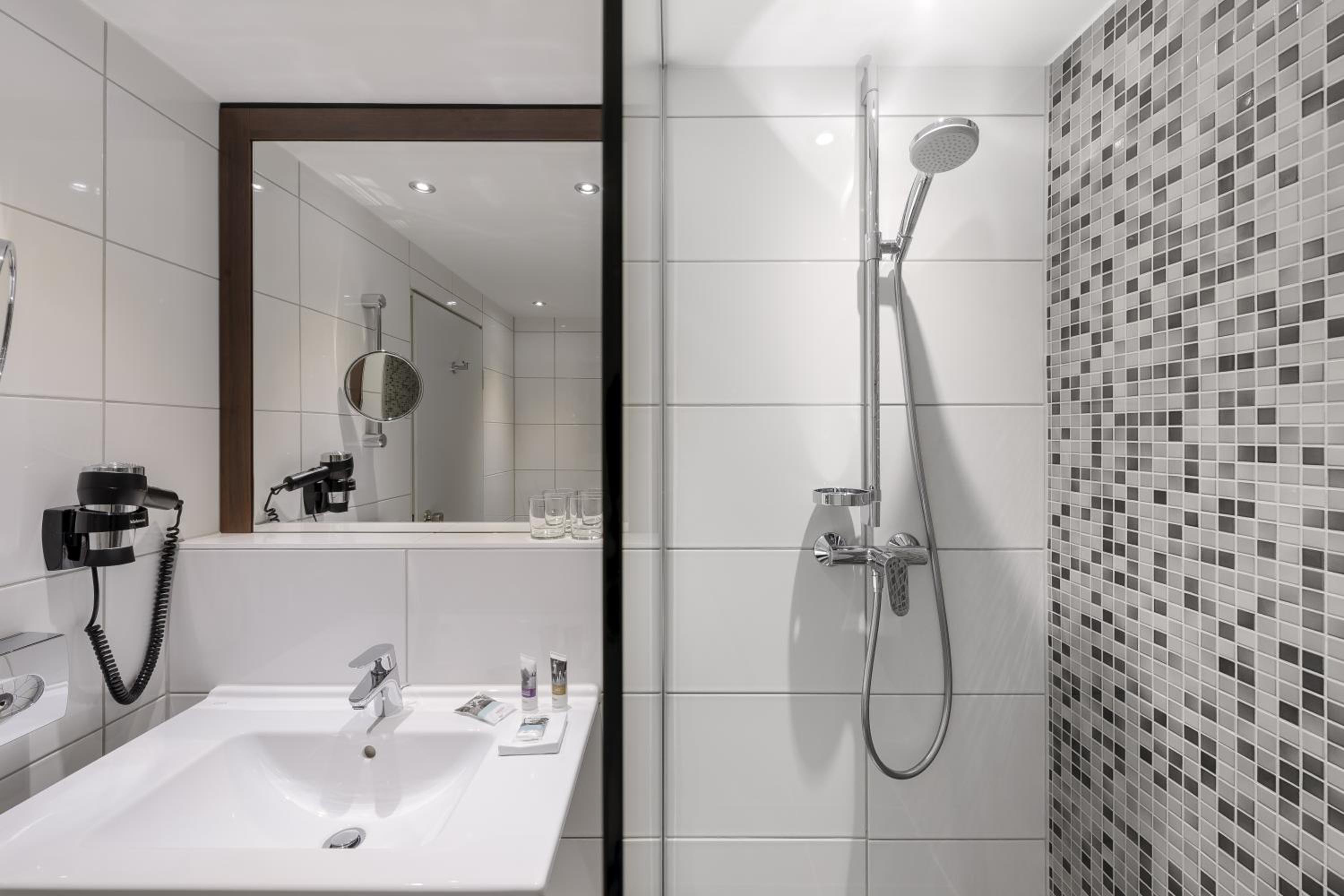 Standard Double Room - Photo 10