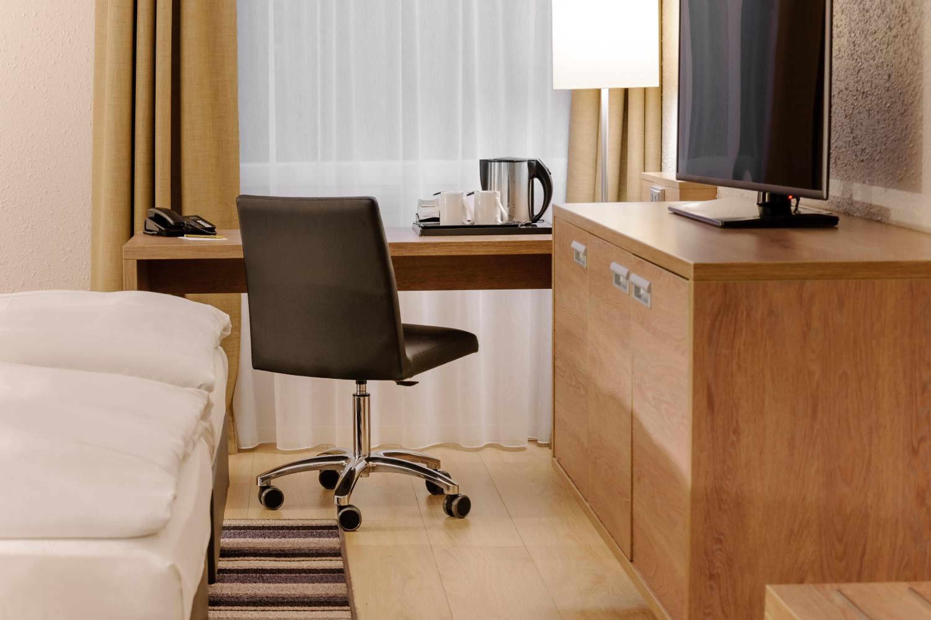 Standard Double Room - Photo 12
