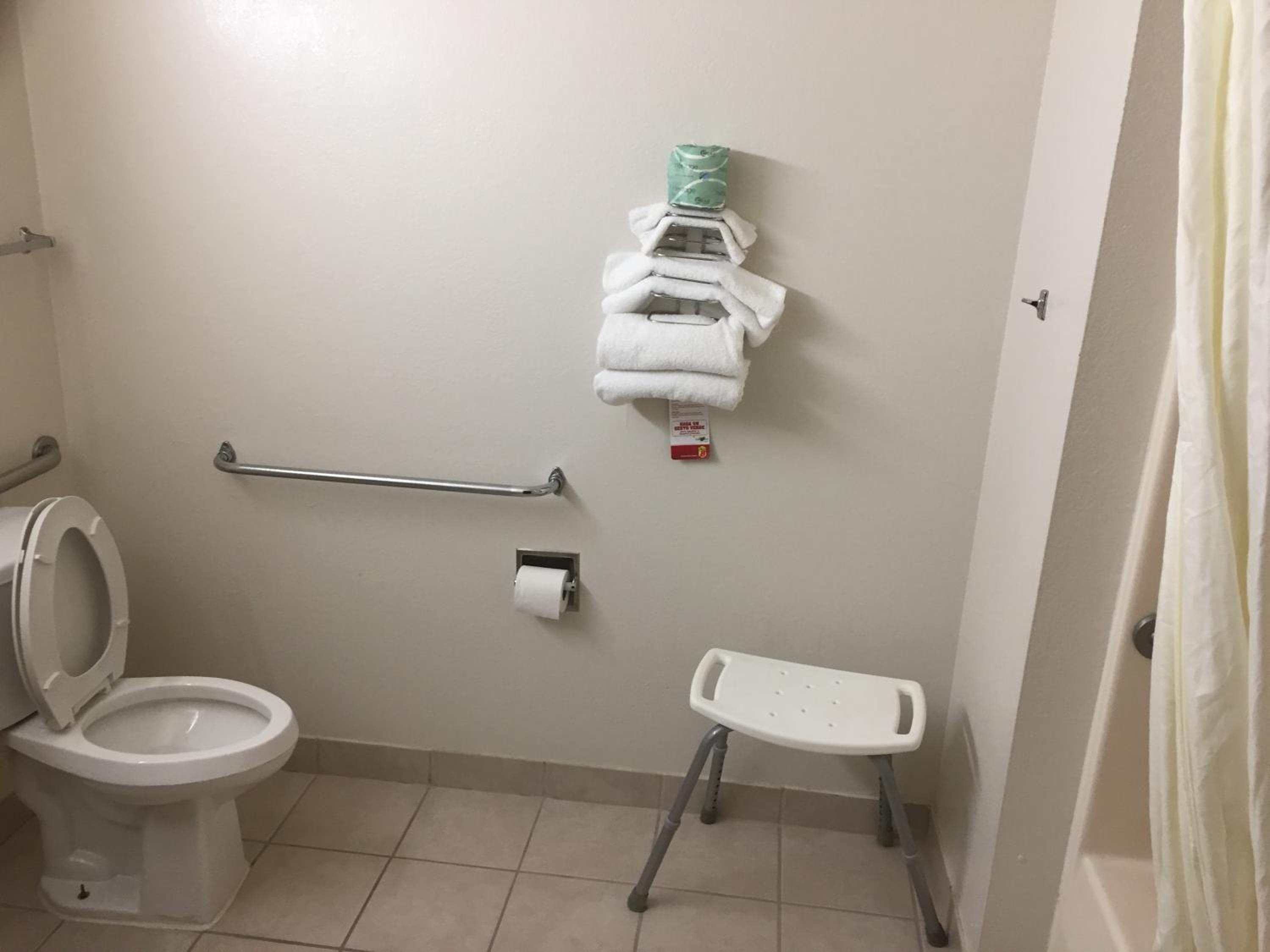 King Room With Bath Tub - Mobility/Hearing Accessible - Smoking - Photo 2