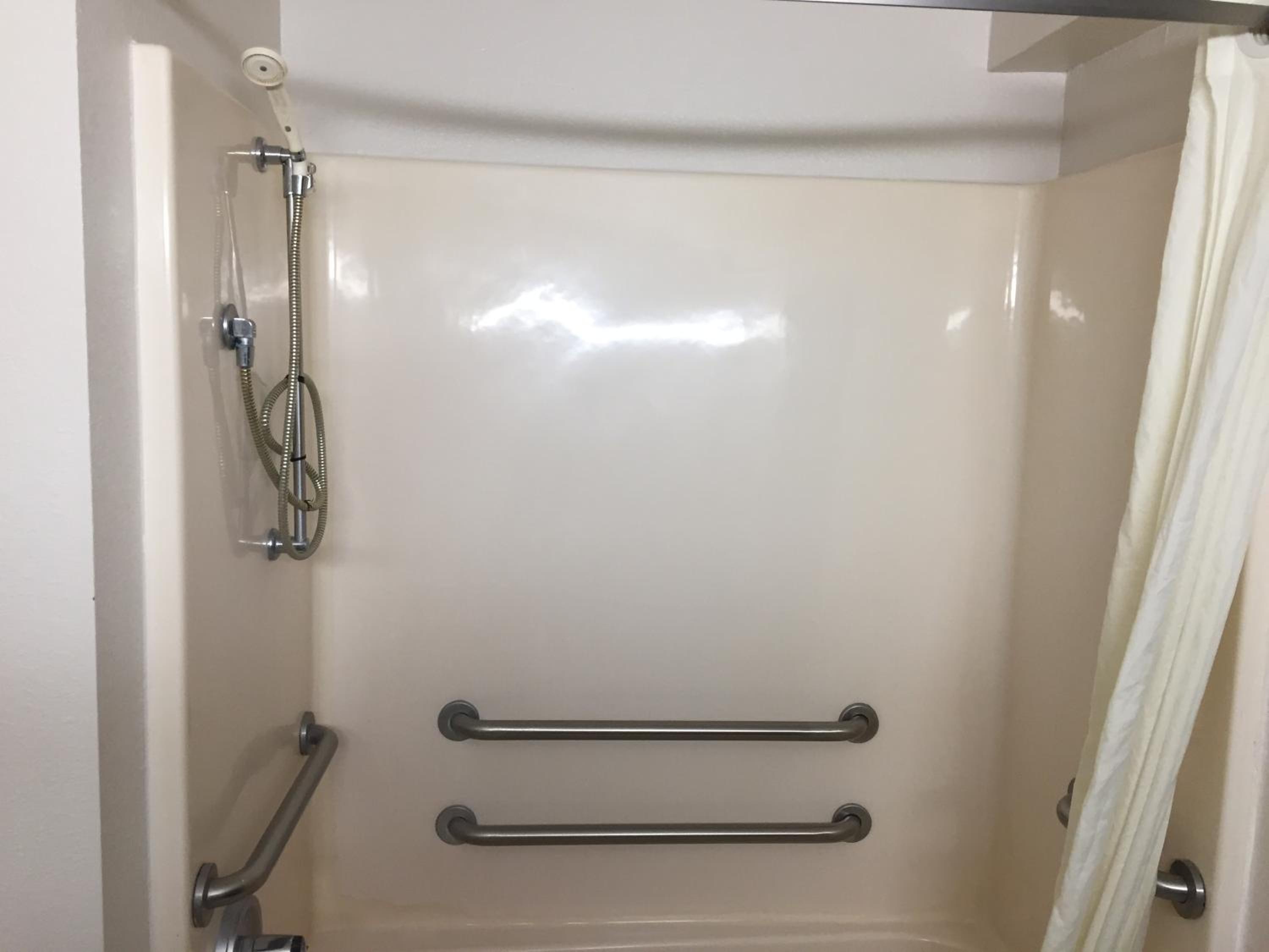 King Room With Bath Tub - Mobility/Hearing Accessible - Smoking - Photo 4