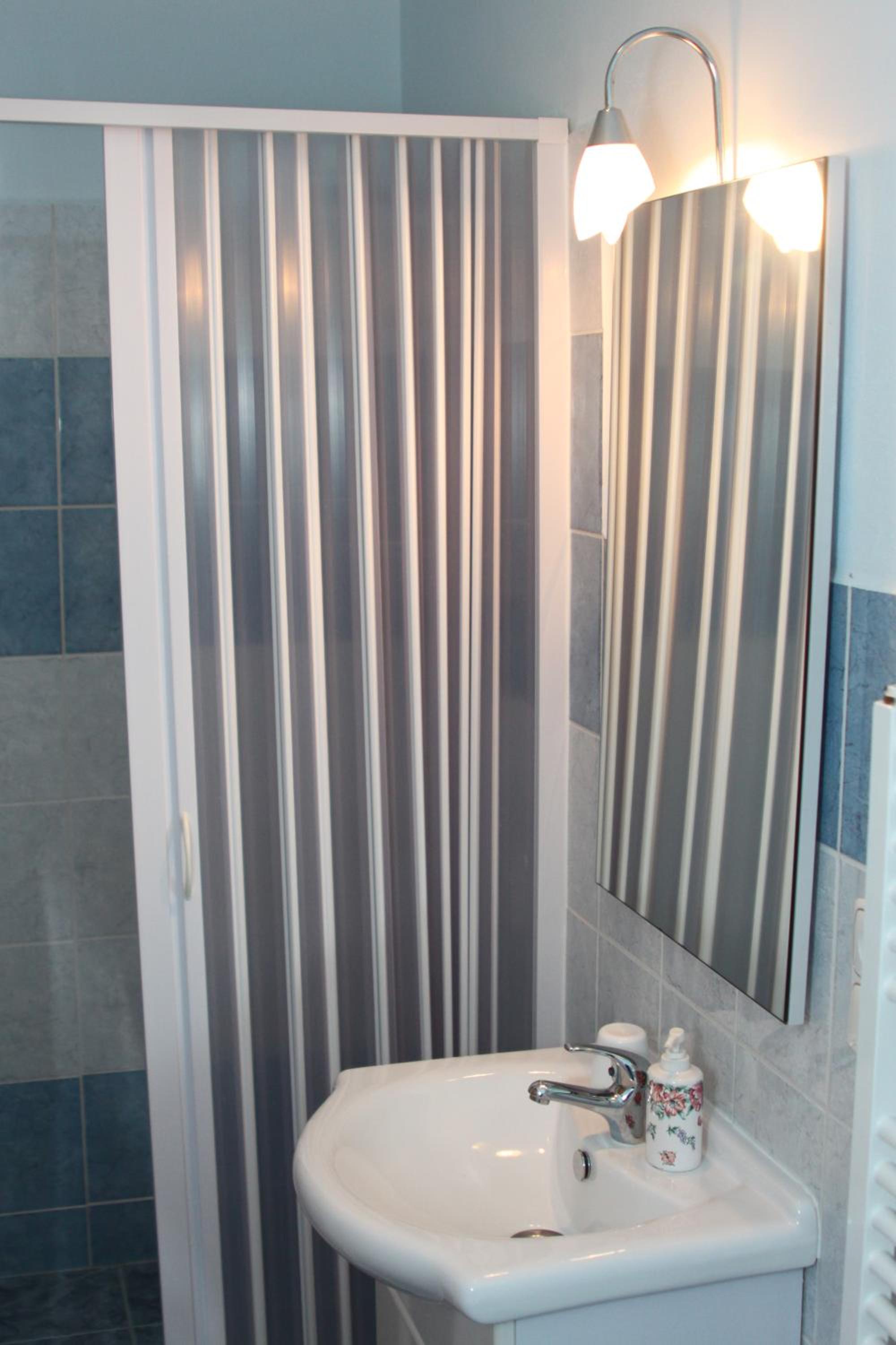 Quadruple Room with Private Bathroom photo 2