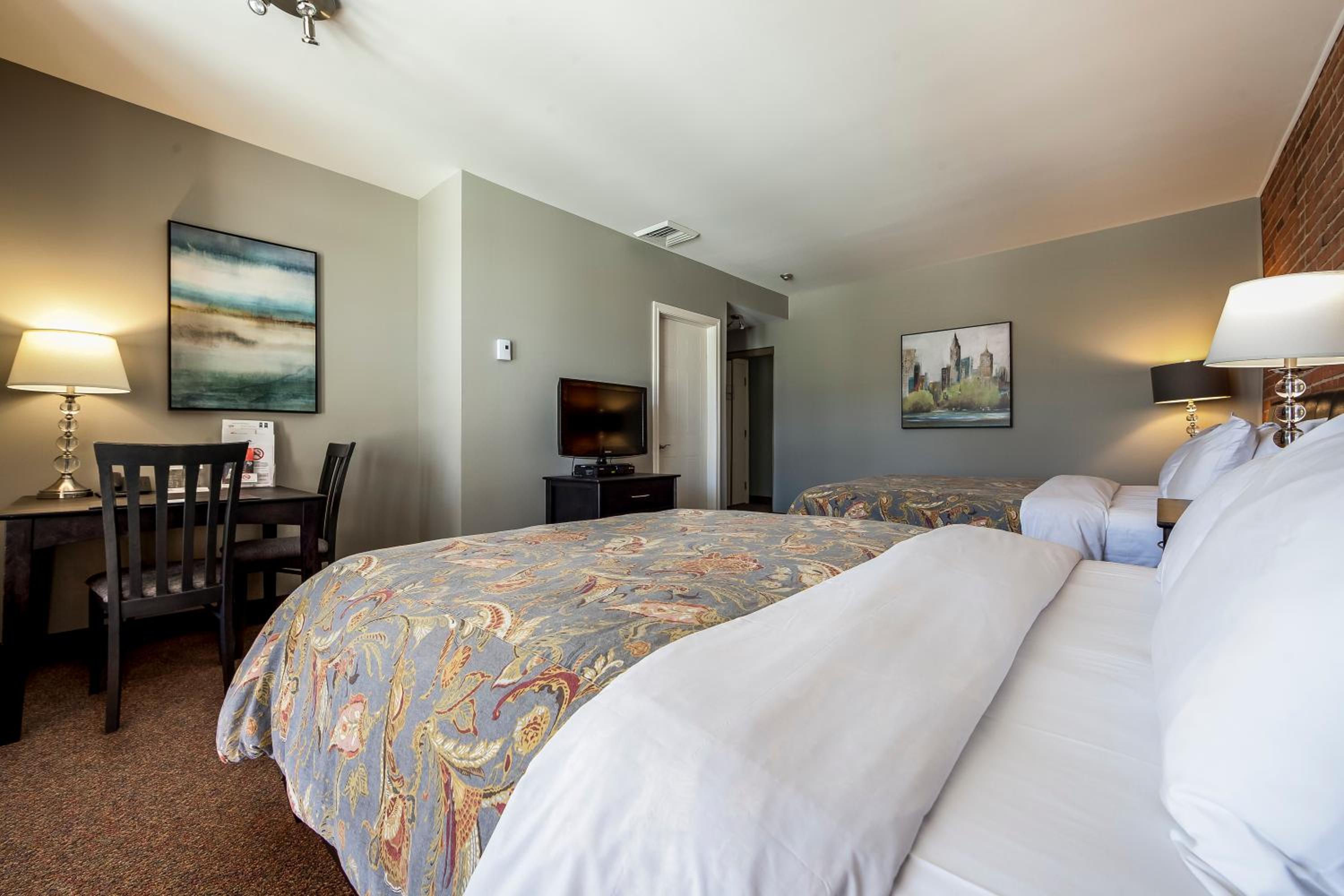 Queen Room with Two Queen Beds photo 3