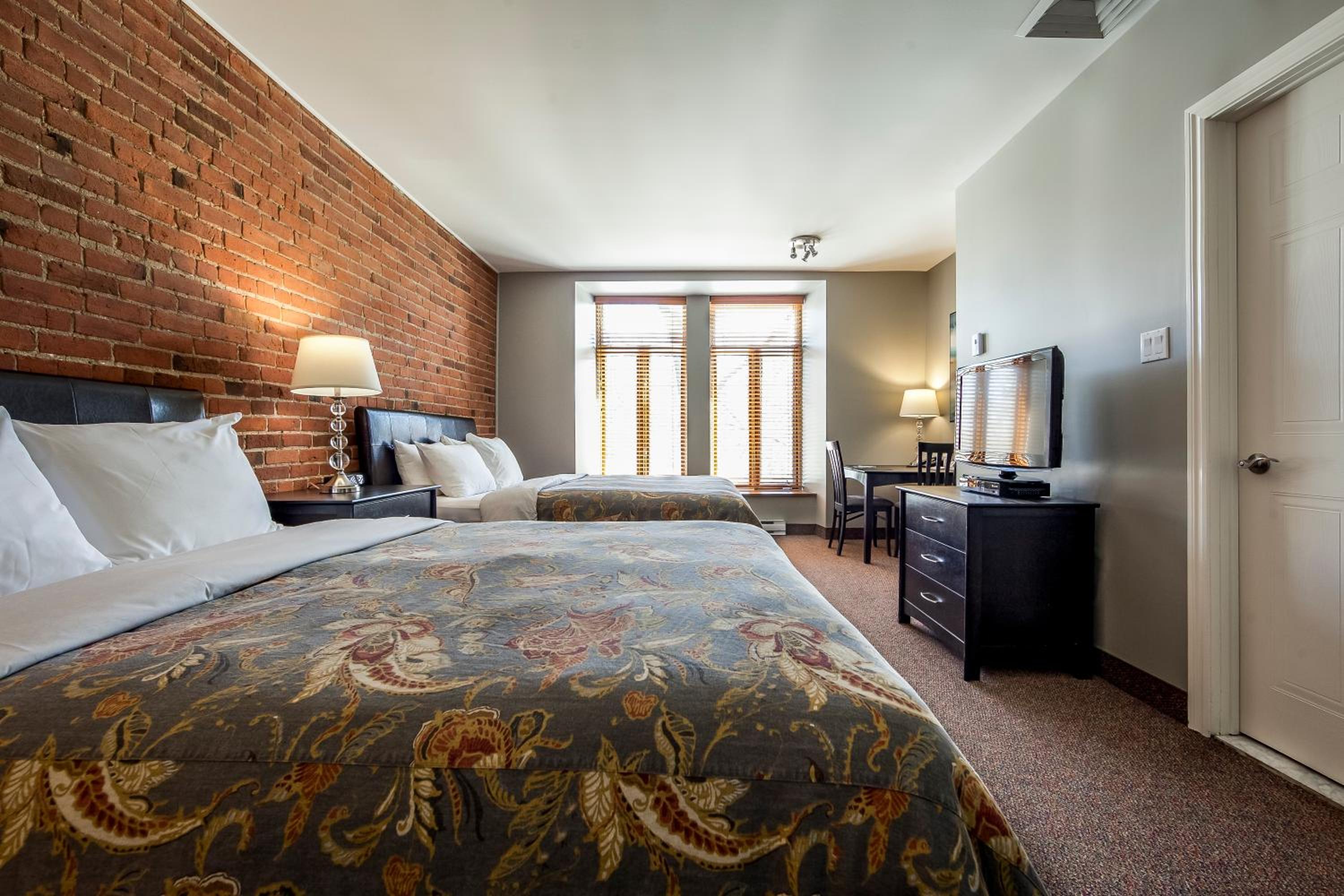 Queen Room with Two Queen Beds photo 1