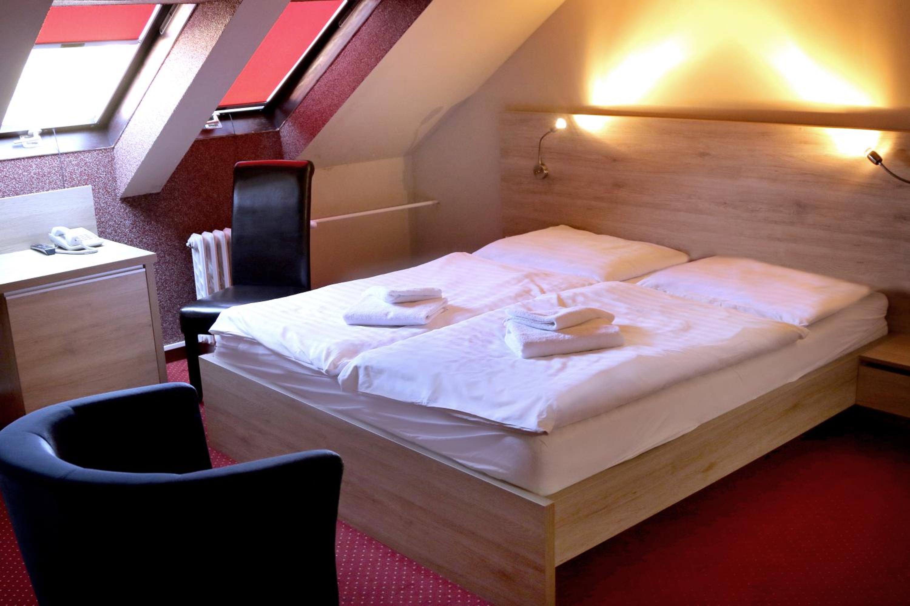 Standard Double Room - Photo 8